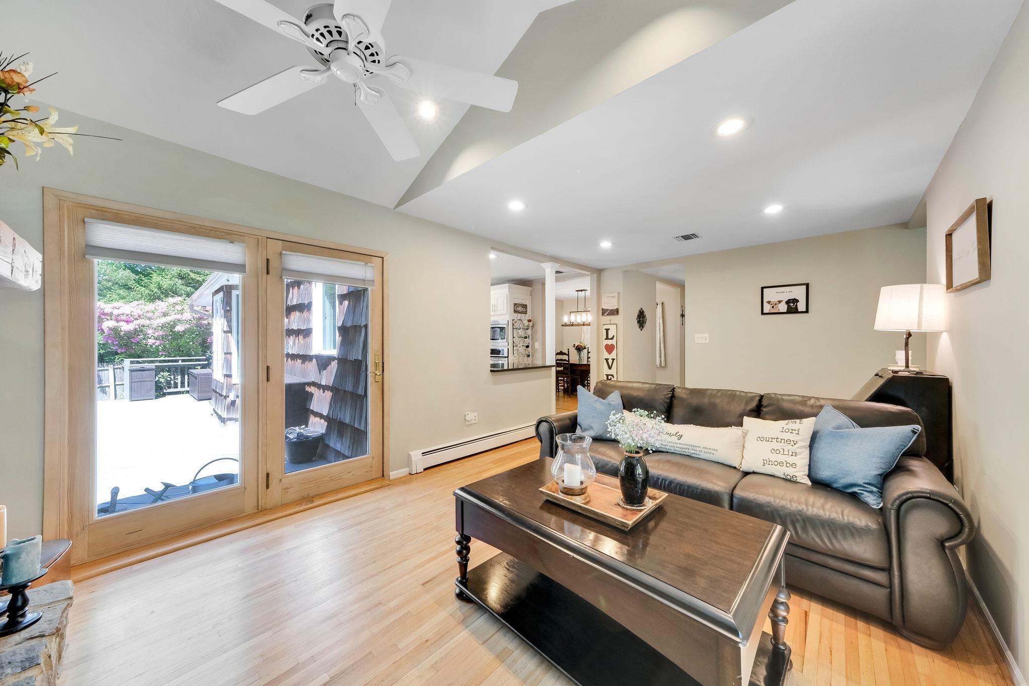 Single Family Blinker Light  Suffolk County, NY 11790, MLS-867479-25