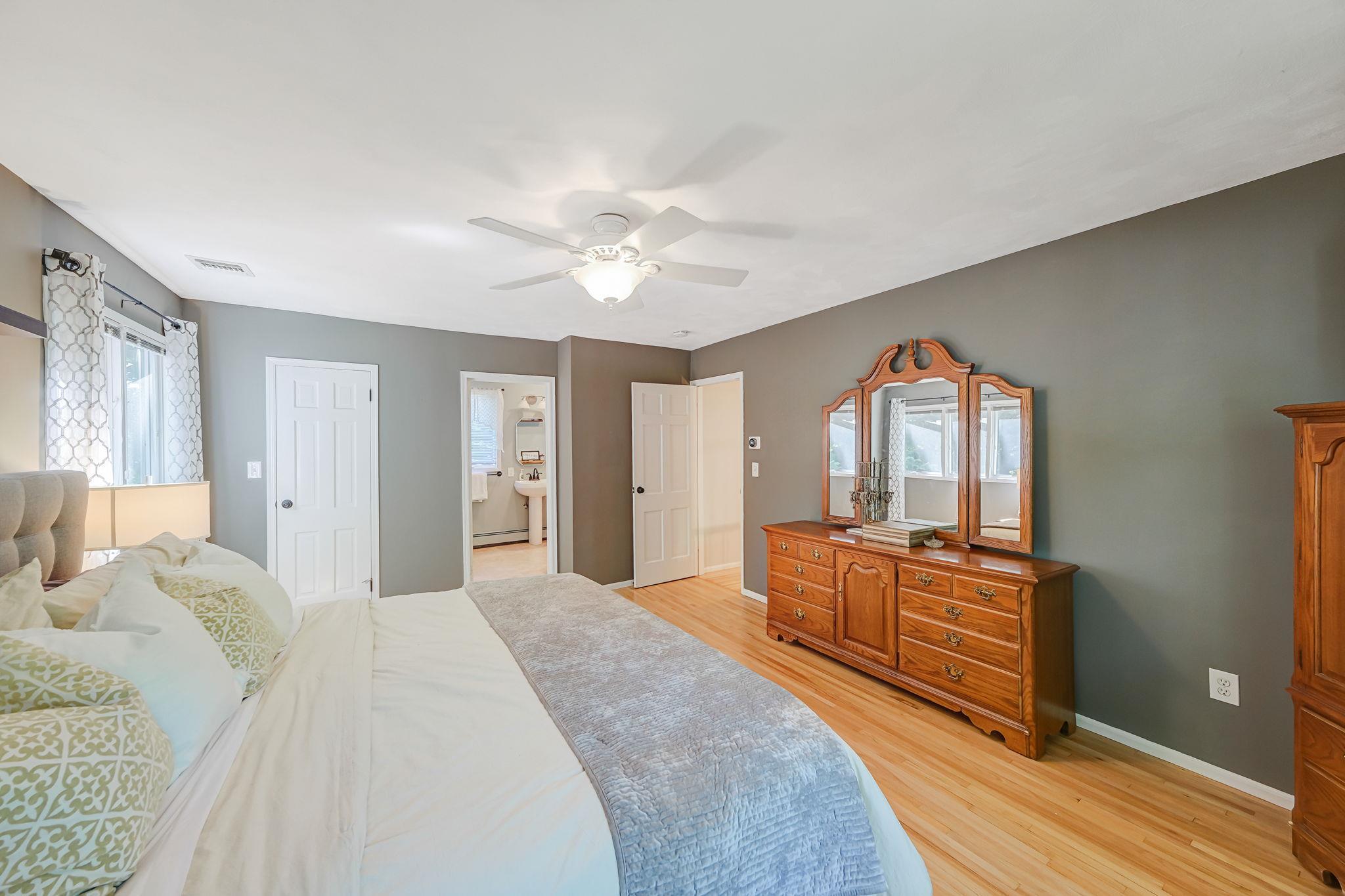 Single Family Blinker Light  Suffolk County, NY 11790, MLS-867479-37