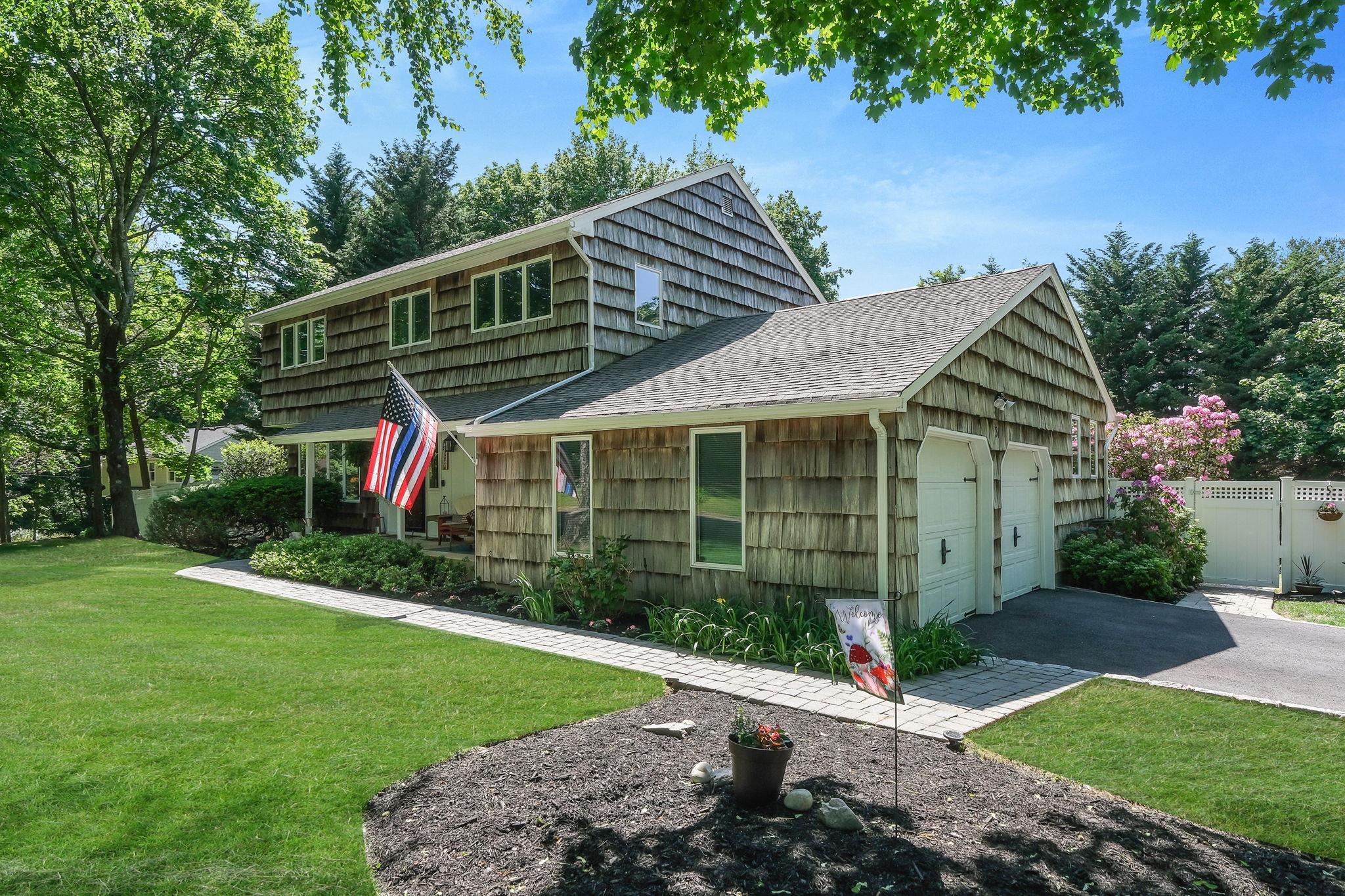 Single Family Blinker Light  Suffolk County, NY 11790, MLS-867479-4