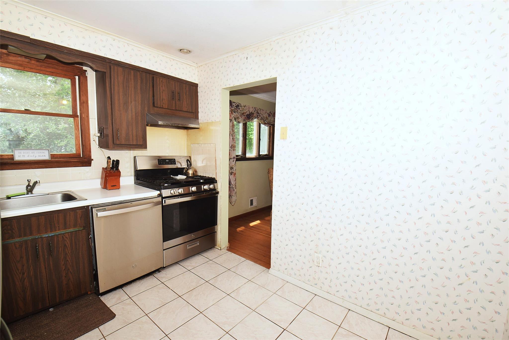 Single Family Walnut  Nassau County, NY 11791, MLS-867502-13