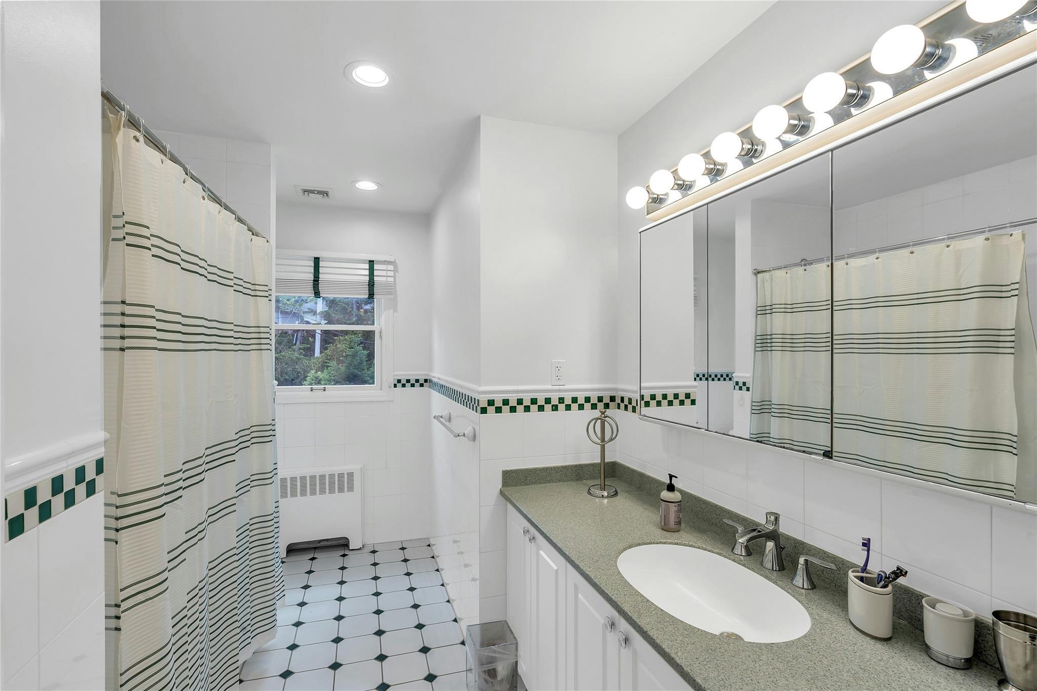 Single Family Pool  Nassau County, NY 11576, MLS-867878-17