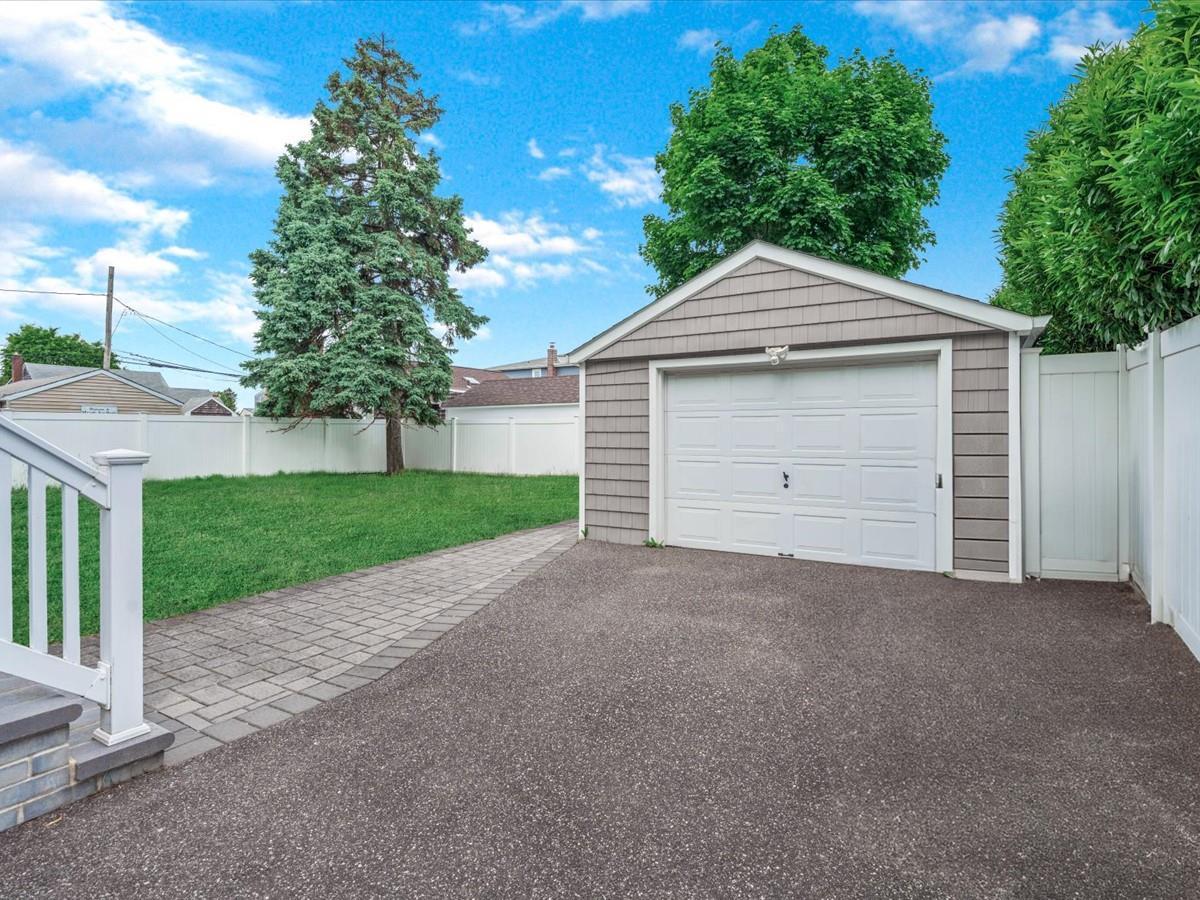 Single Family Thomas  Nassau County, NY 11714, MLS-867913-27