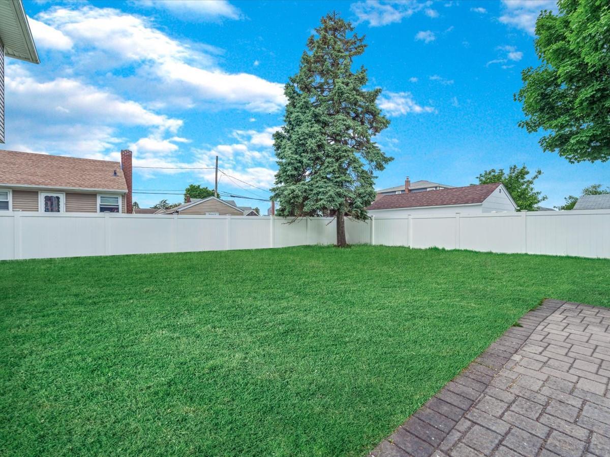 Single Family Thomas  Nassau County, NY 11714, MLS-867913-28