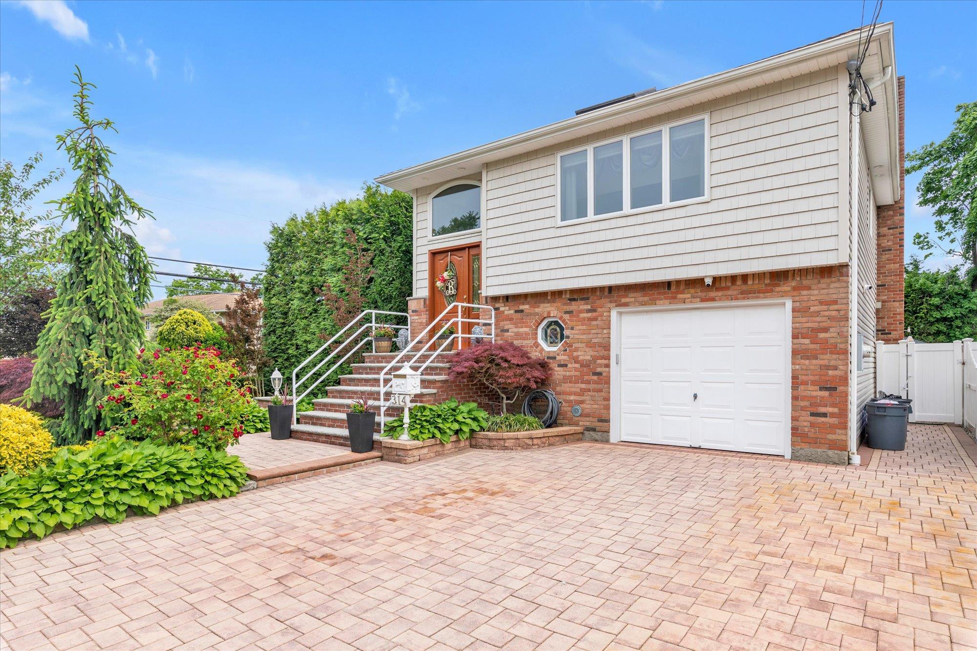 Single Family Oakview  Nassau County, NY 11572, MLS-868008-24