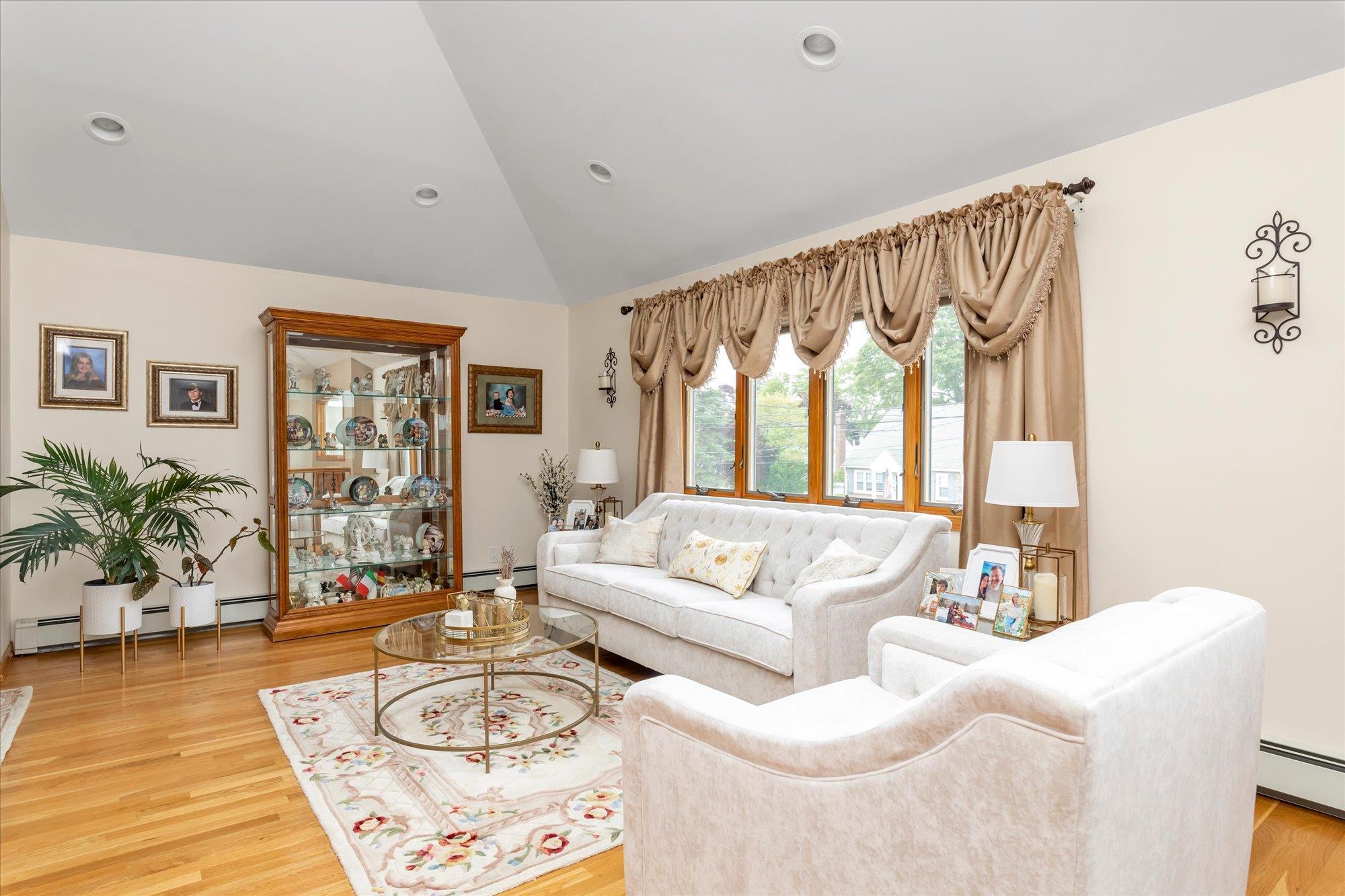 Single Family Oakview  Nassau County, NY 11572, MLS-868008-3