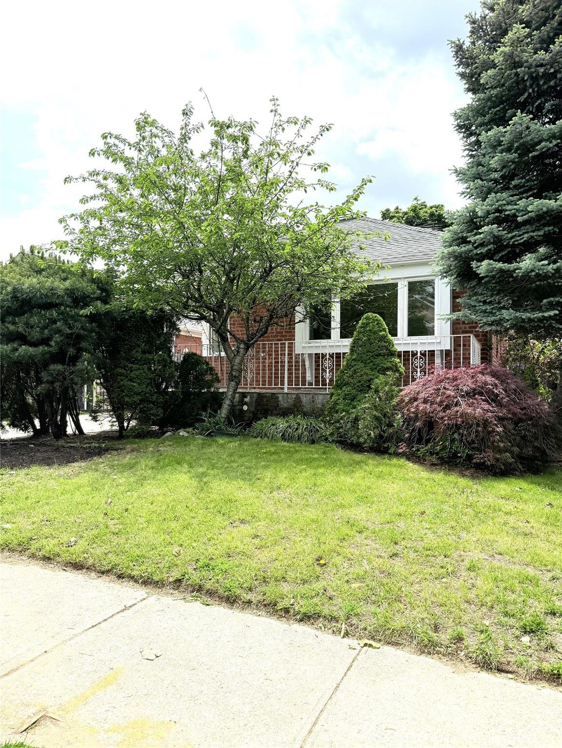 Single Family Hampton  Queens, NY 11364, MLS-868029-2