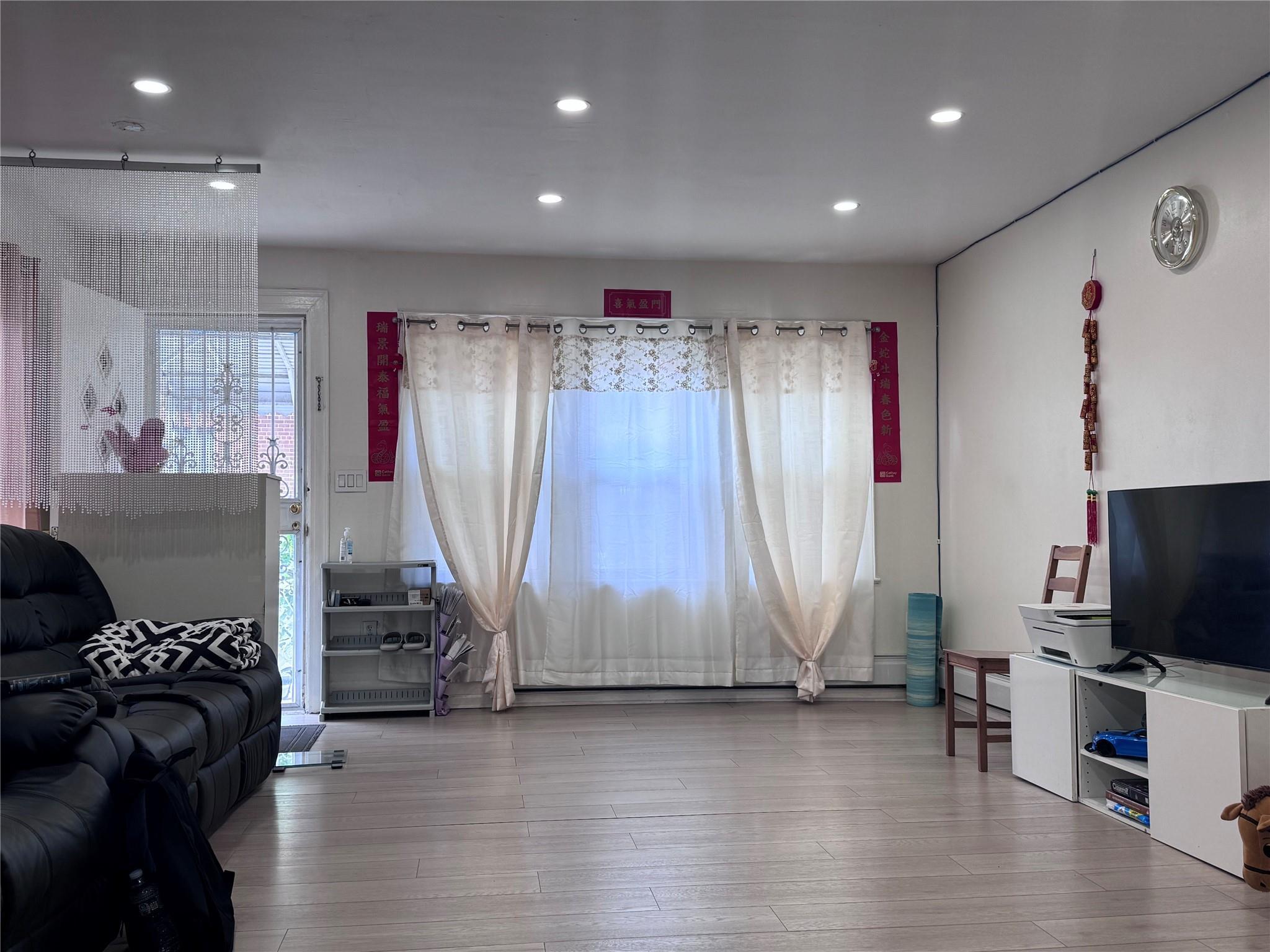 Single Family 27th  Queens, NY 11354, MLS-868060-3
