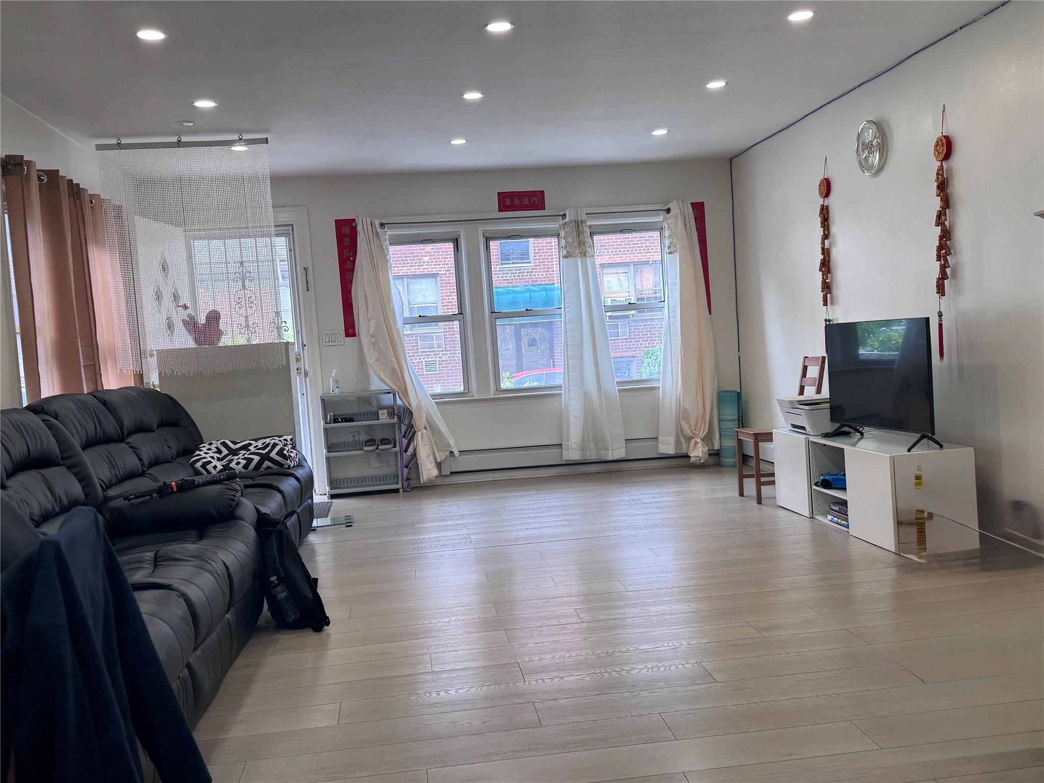 Single Family 27th  Queens, NY 11354, MLS-868060-4