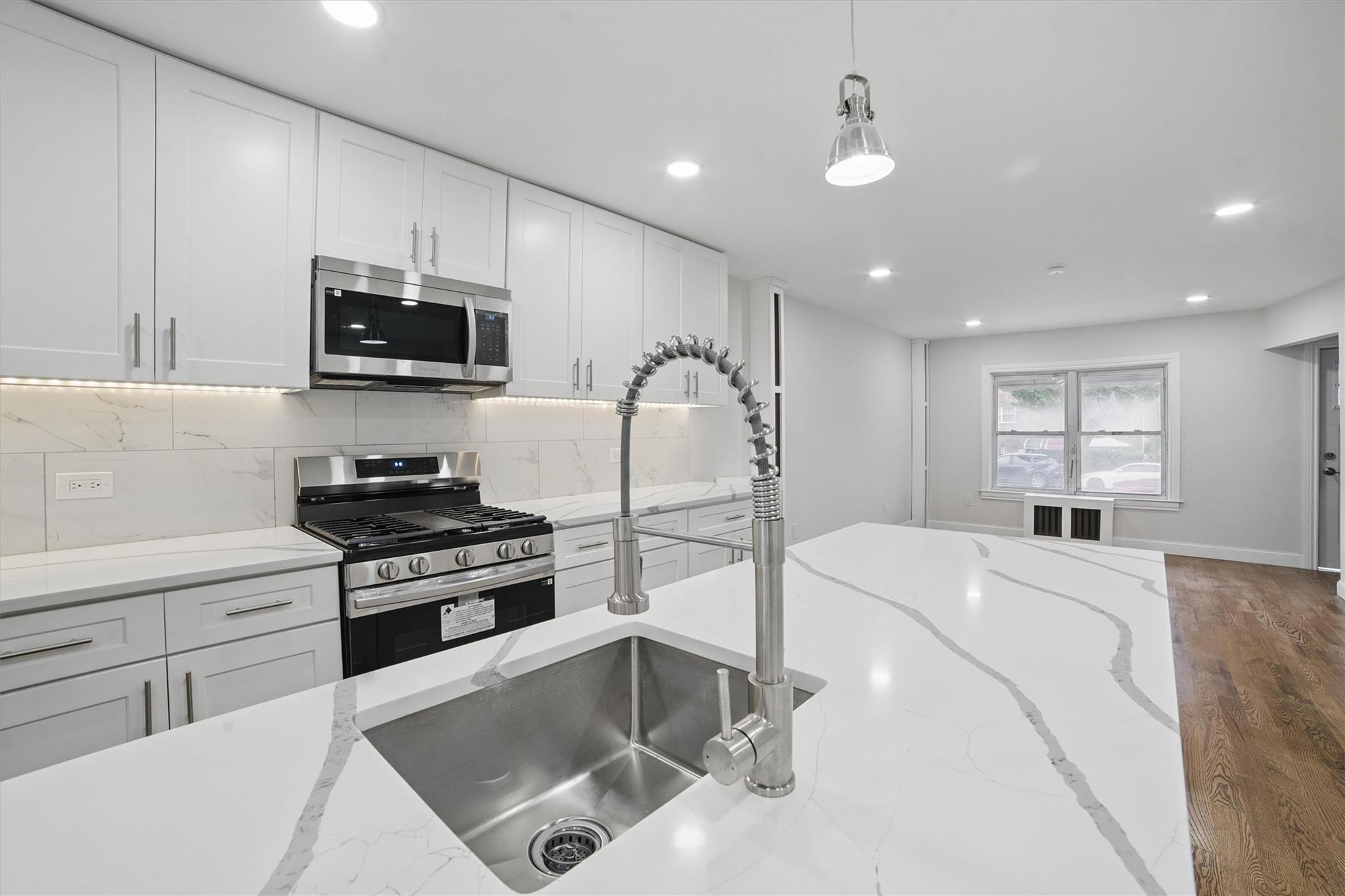 Single Family Laconia  Bronx, NY 10466, MLS-868075-3