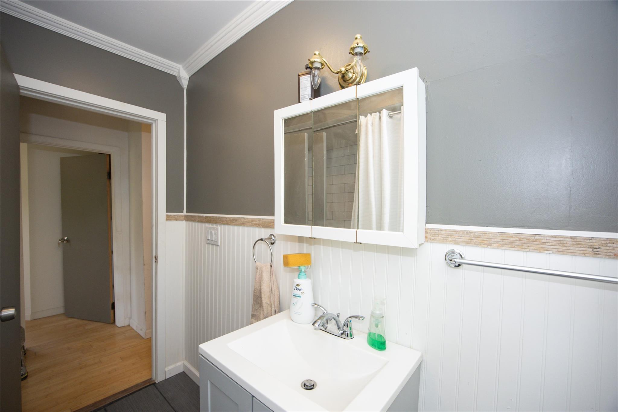 Single Family King  Out Of Area, NY 01201, MLS-868368-15