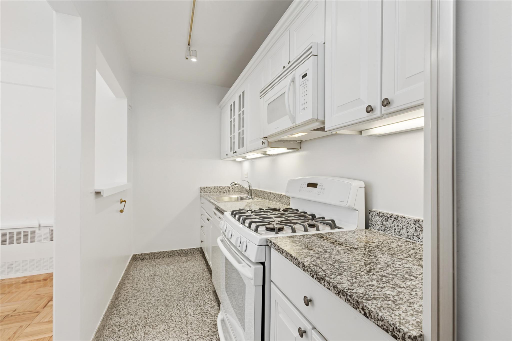 Apartment 63rd  Manhattan, NY 10065, MLS-868484-6