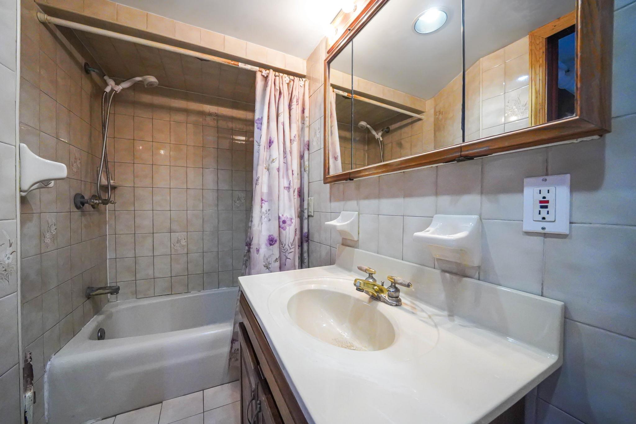 Single Family 71st  Queens, NY 11378, MLS-868702-20