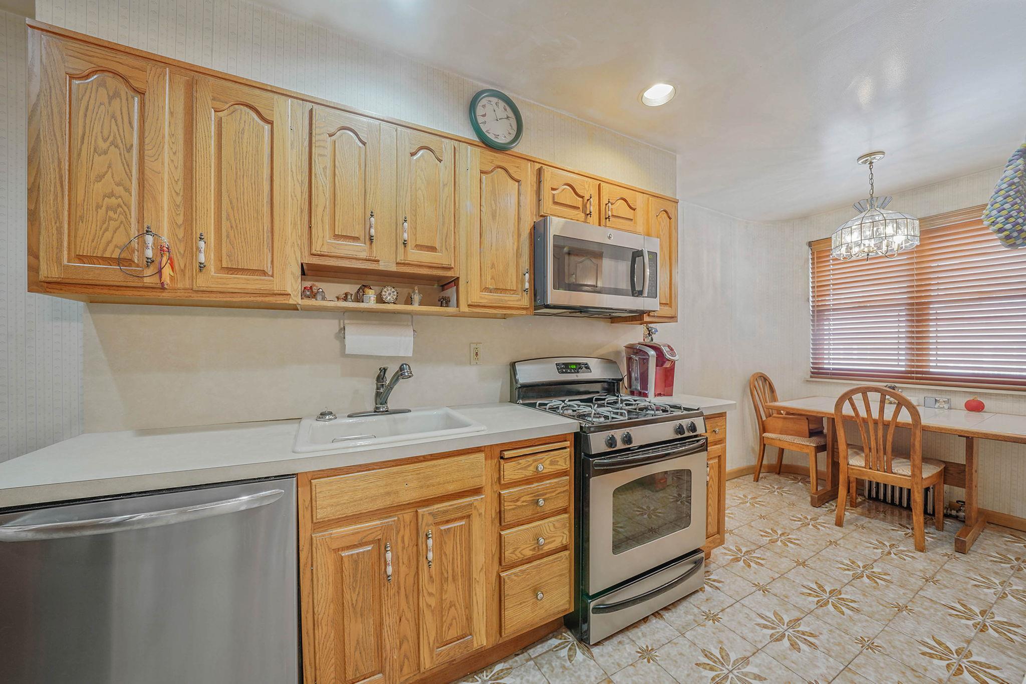 Single Family 71st  Queens, NY 11378, MLS-868702-6