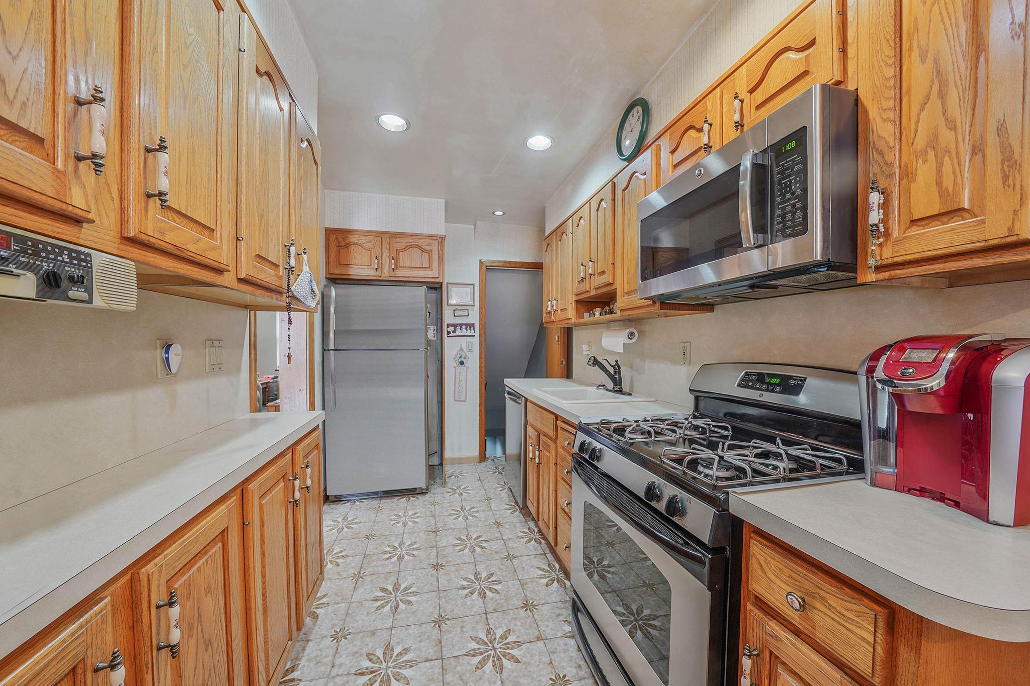 Single Family 71st  Queens, NY 11378, MLS-868702-7