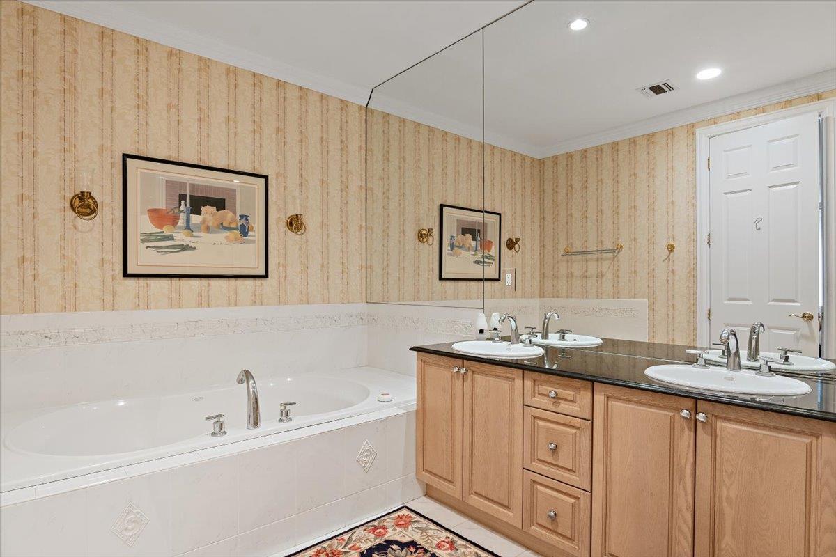 Condo Harbor View  Nassau County, NY 11050, MLS-868733-15