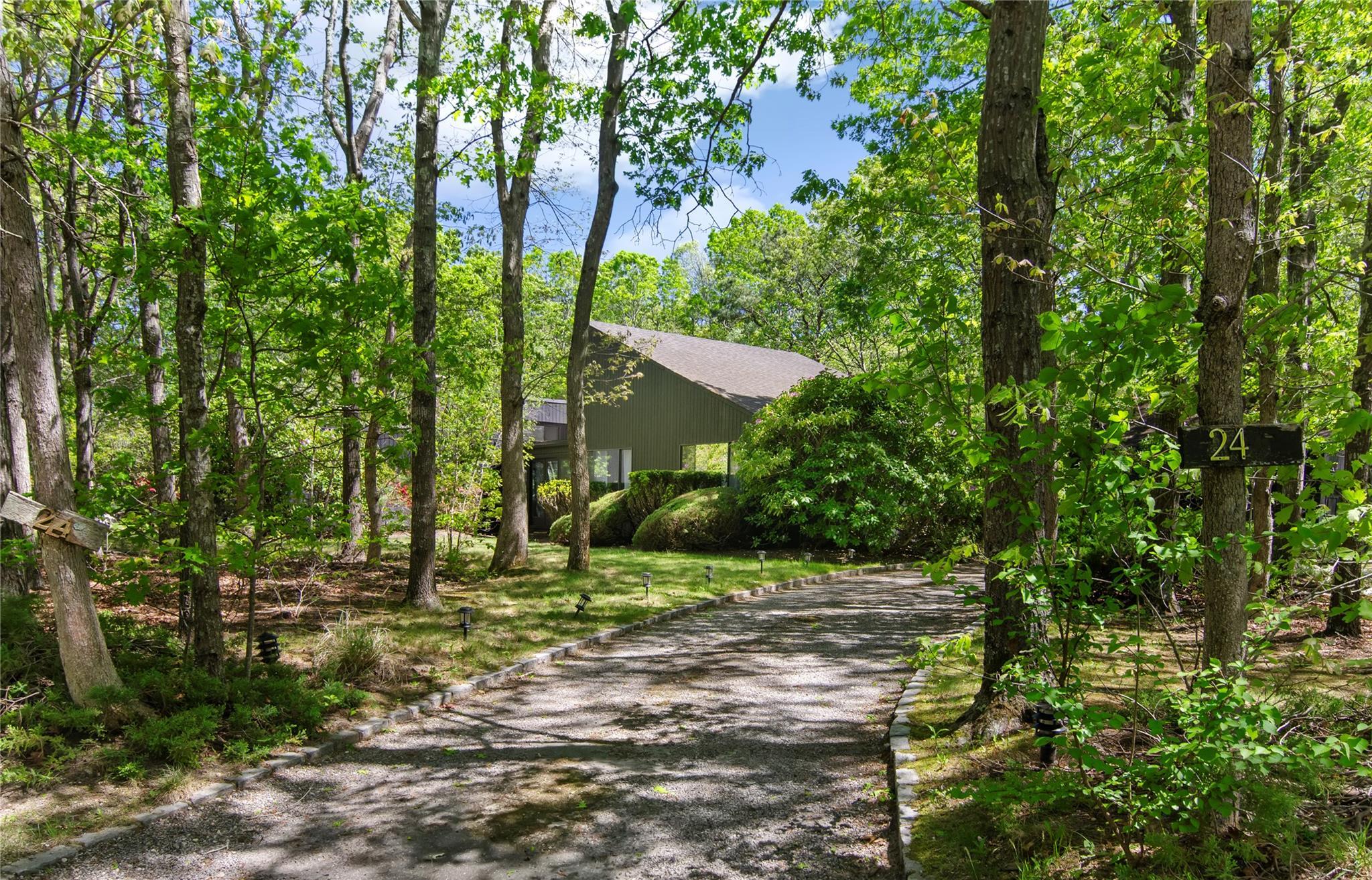 Single Family Quarter  Suffolk County, NY 11977, MLS-869525-27