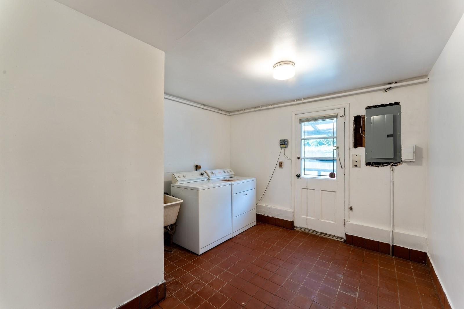 Single Family Longview  Nassau County, NY 11581, MLS-869635-23