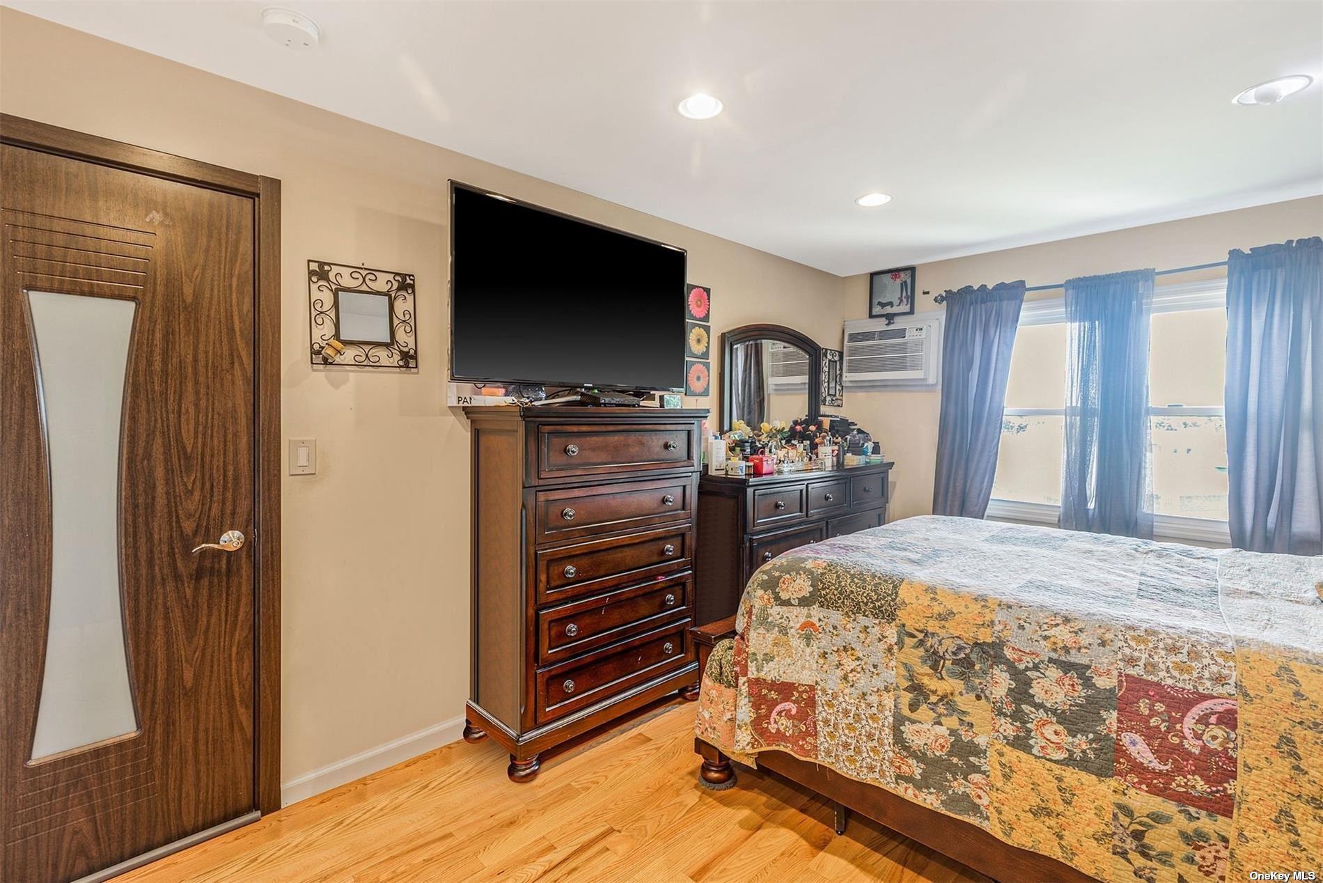 Single Family Edgewood  Queens, NY 11413, MLS-869687-14