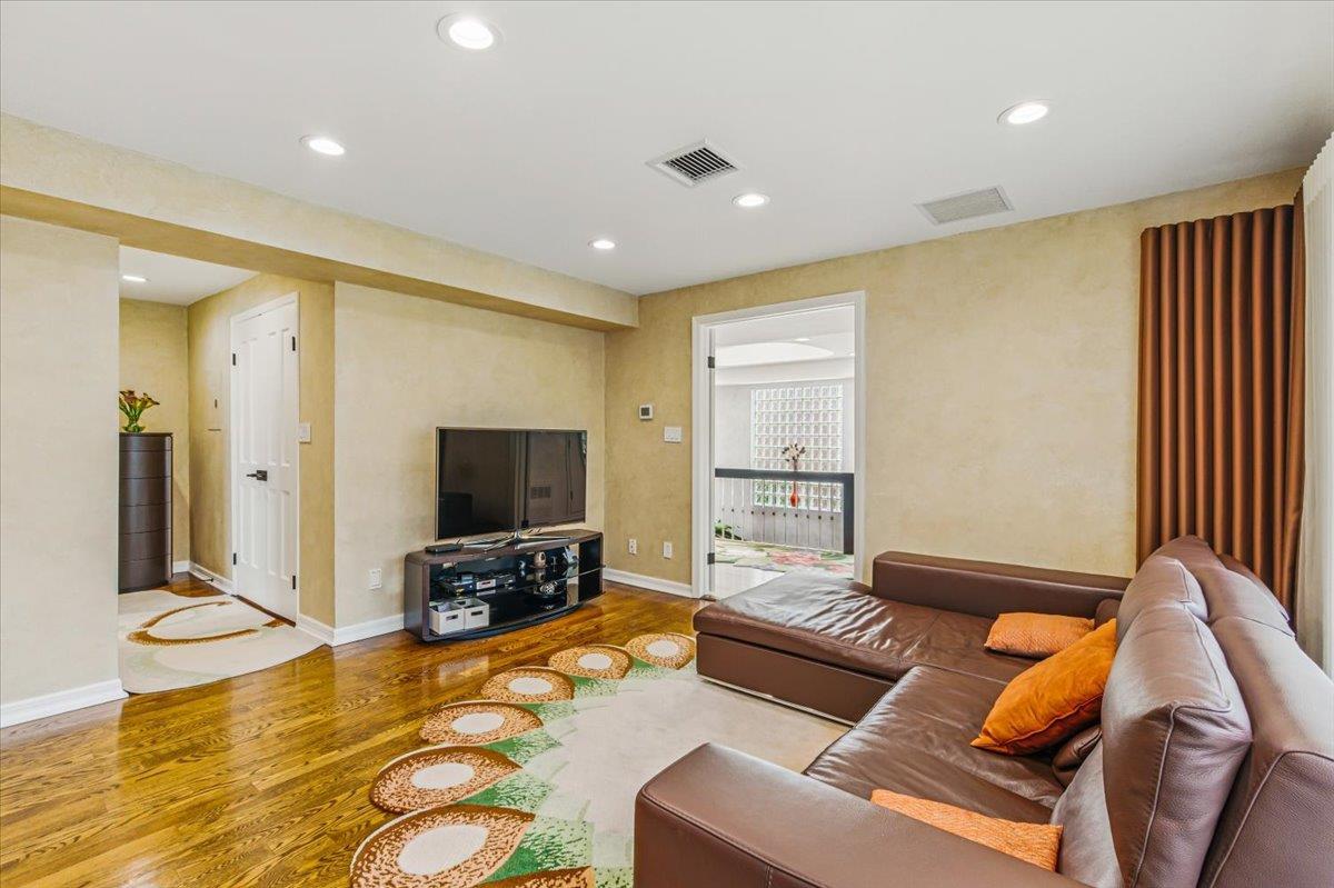 Single Family 14th  Queens, NY 11357, MLS-871877-25