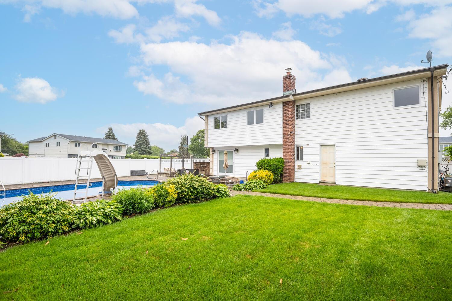 Single Family Suzanne  Nassau County, NY 11714, MLS-871998-23