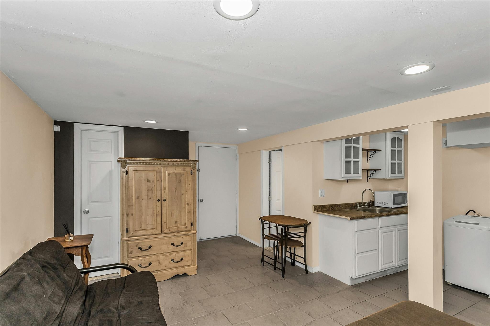 Single Family Abbey  Suffolk County, NY 11733, MLS-872010-31
