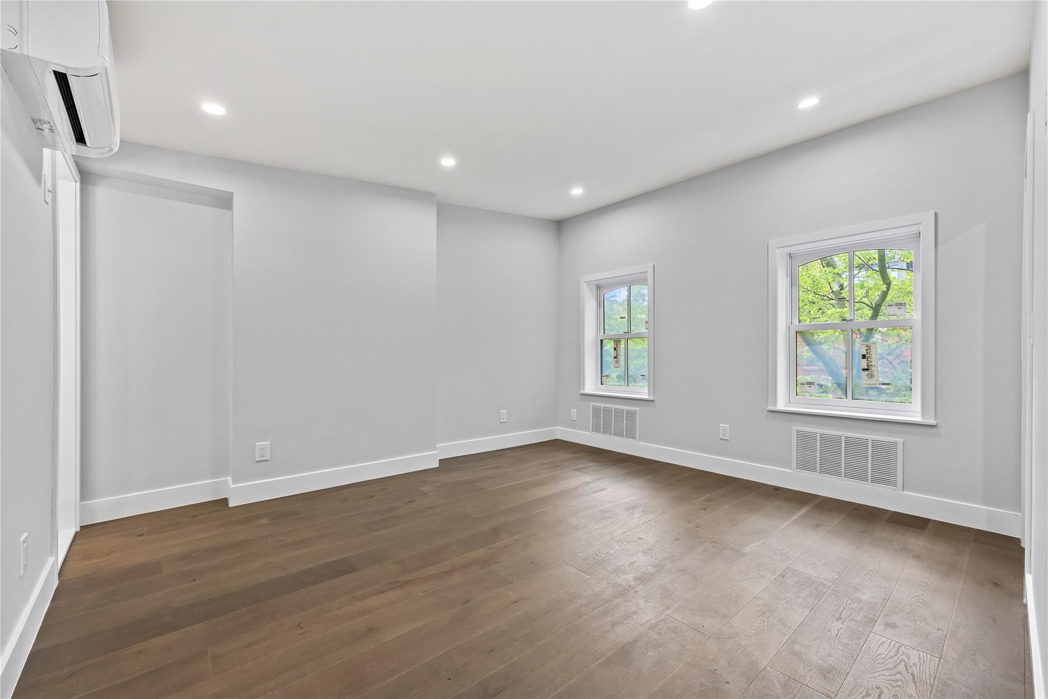 Single Family 45th  Queens, NY 11101, MLS-872147-39