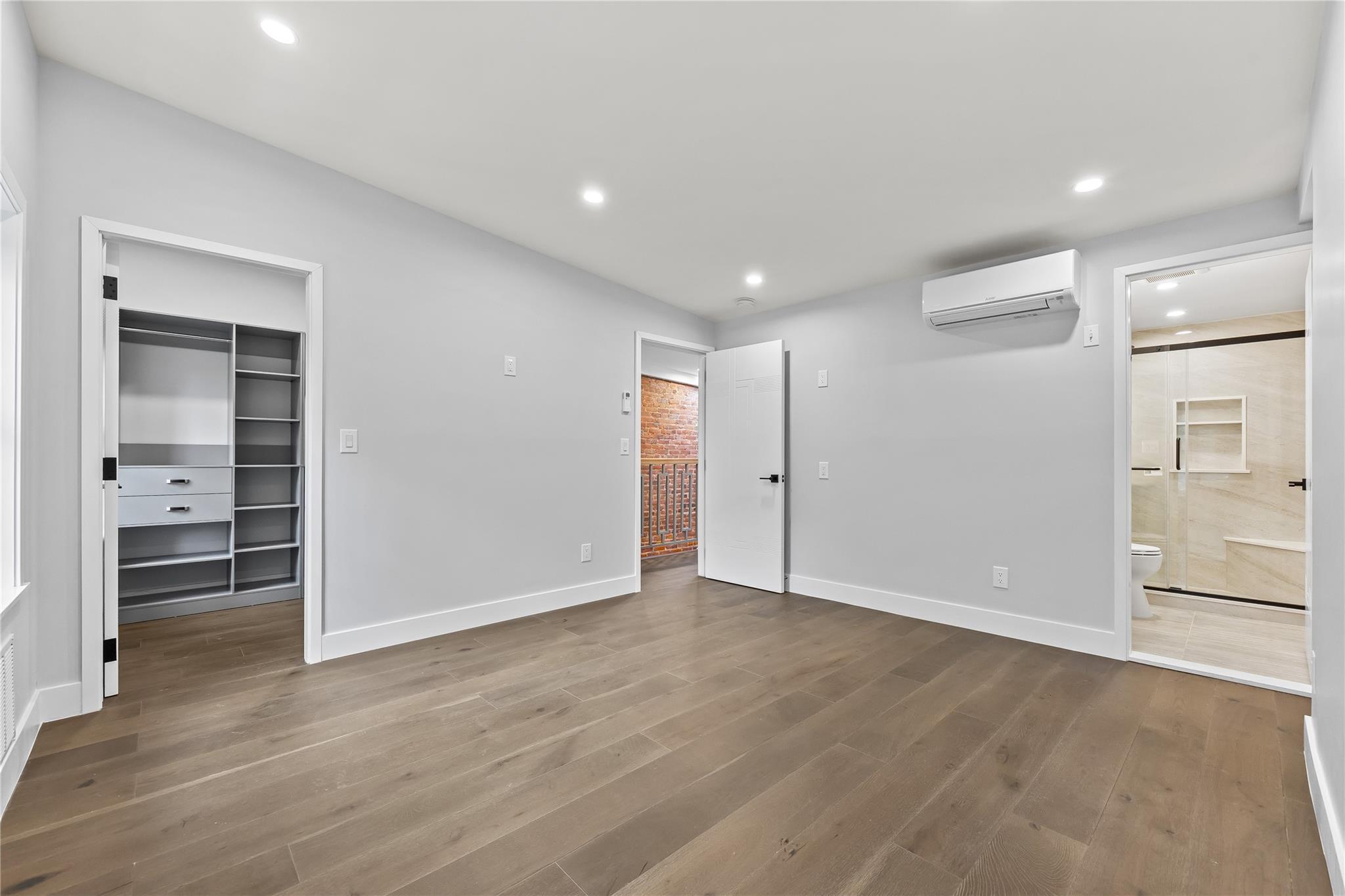 Single Family 45th  Queens, NY 11101, MLS-872147-40
