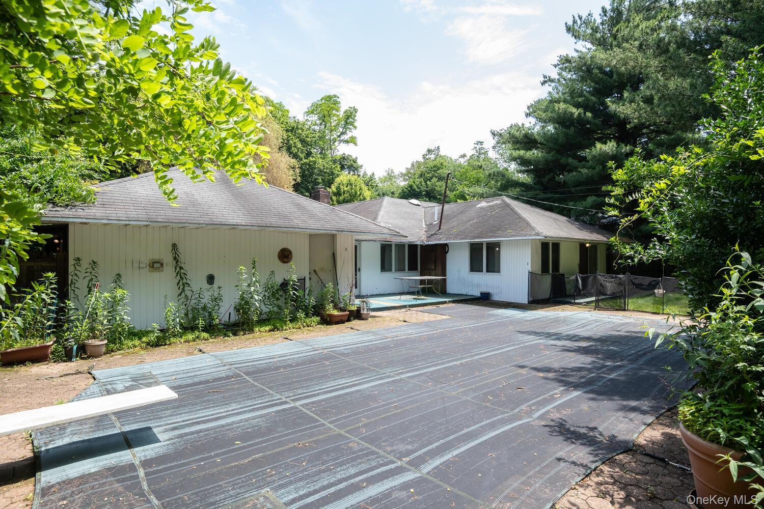 Single Family Locust Nassau County, NY 11577, MLS-872414-17