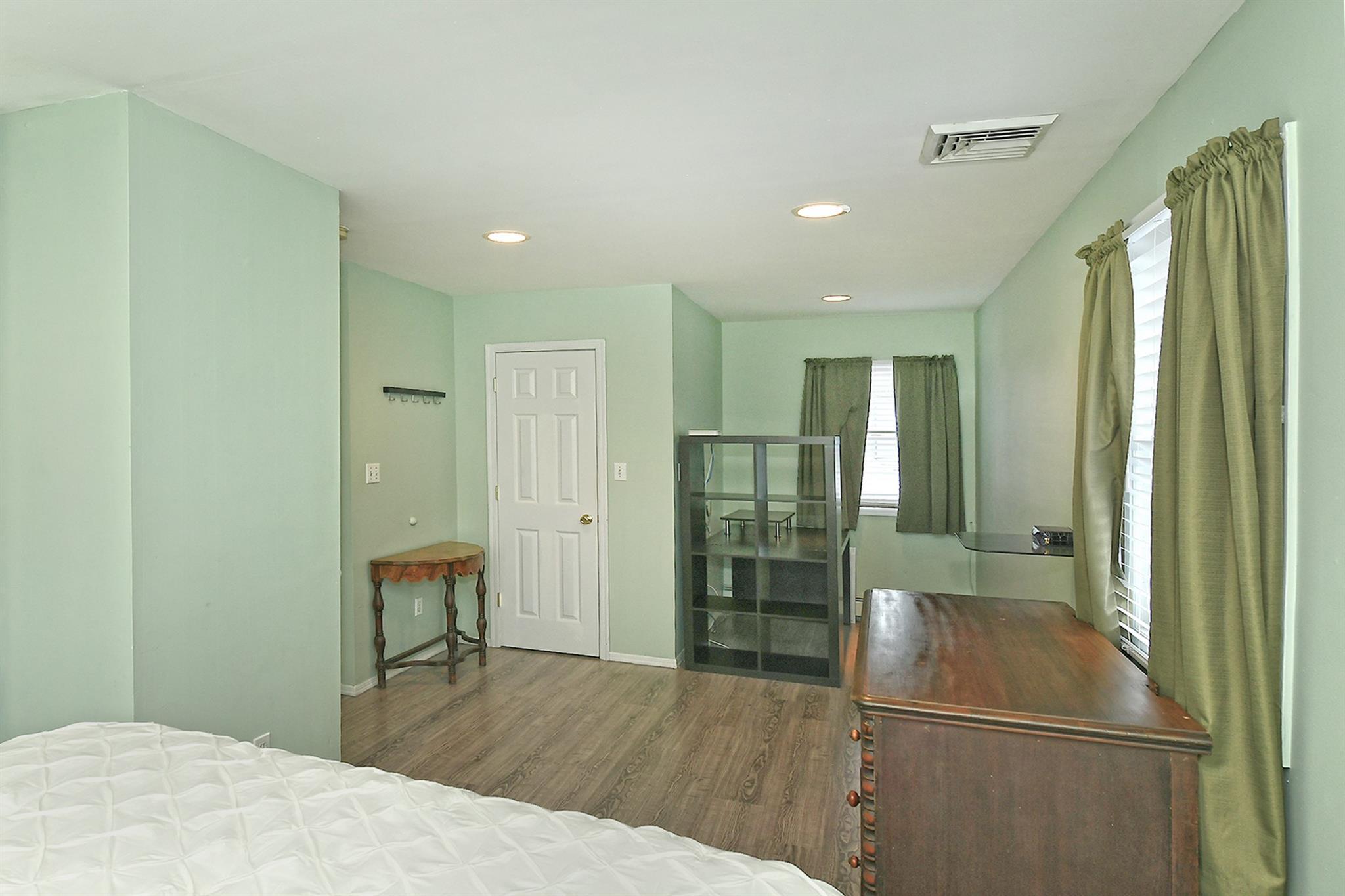 Single Family Andrew  Nassau County, NY 11756, MLS-872526-24
