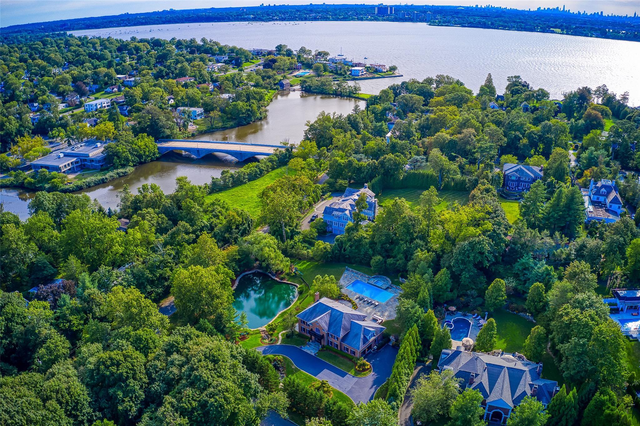 Single Family Stream  Nassau County, NY 11024, MLS-872727-38
