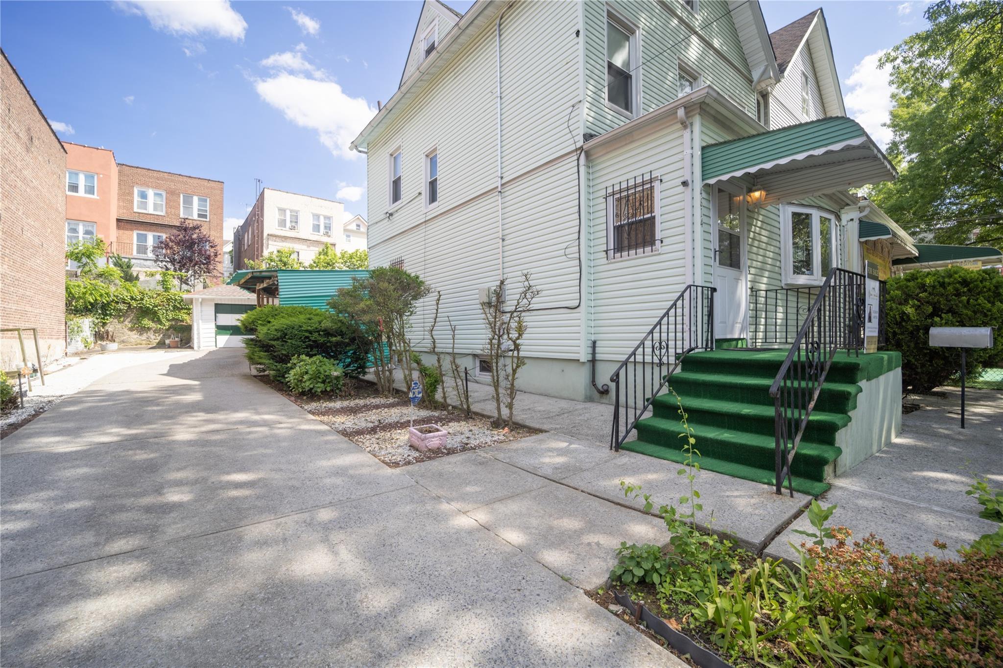 Single Family Carpenter  Bronx, NY 10470, MLS-872836-2