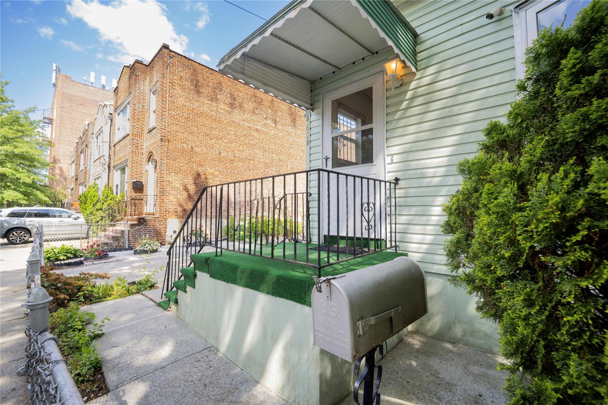 Single Family Carpenter  Bronx, NY 10470, MLS-872836-3