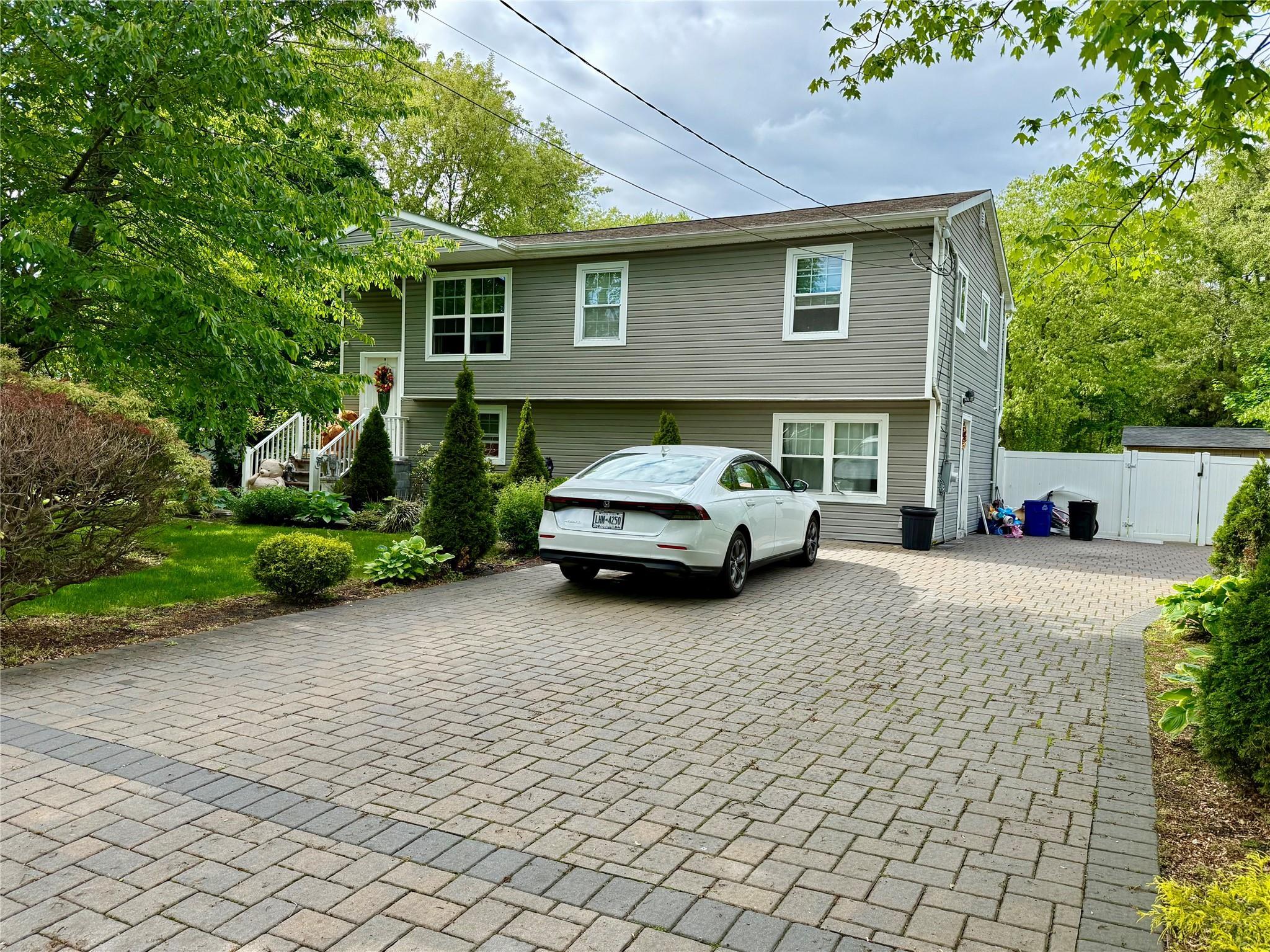 Single Family in Islip - Sea Cliff  Suffolk County, NY 11752