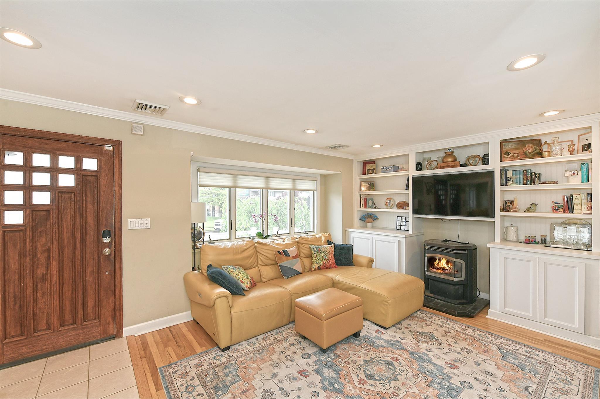 Single Family Redwood  Nassau County, NY 11803, MLS-873316-4