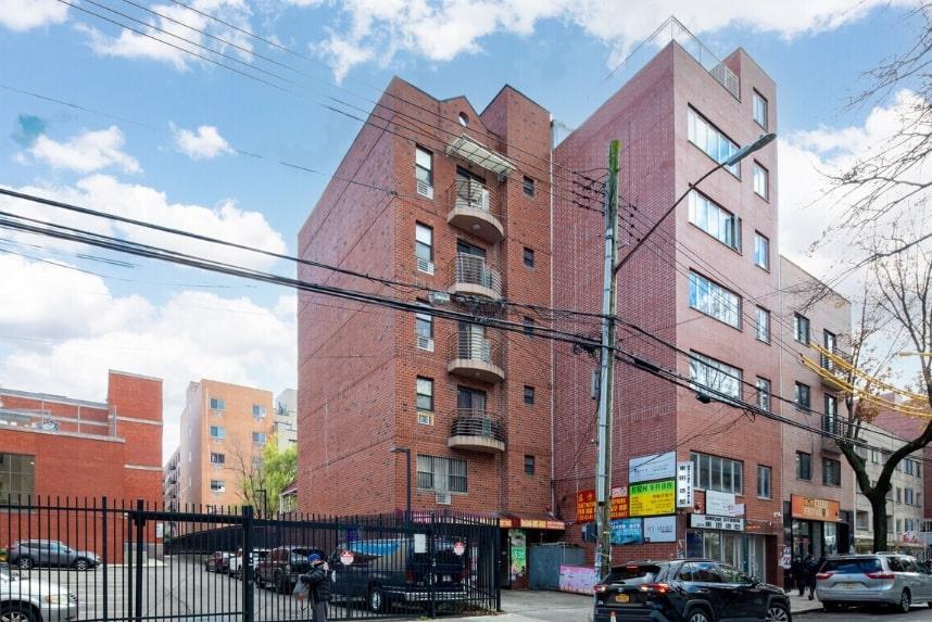 Condo in New York - 41st  Queens, NY 11355