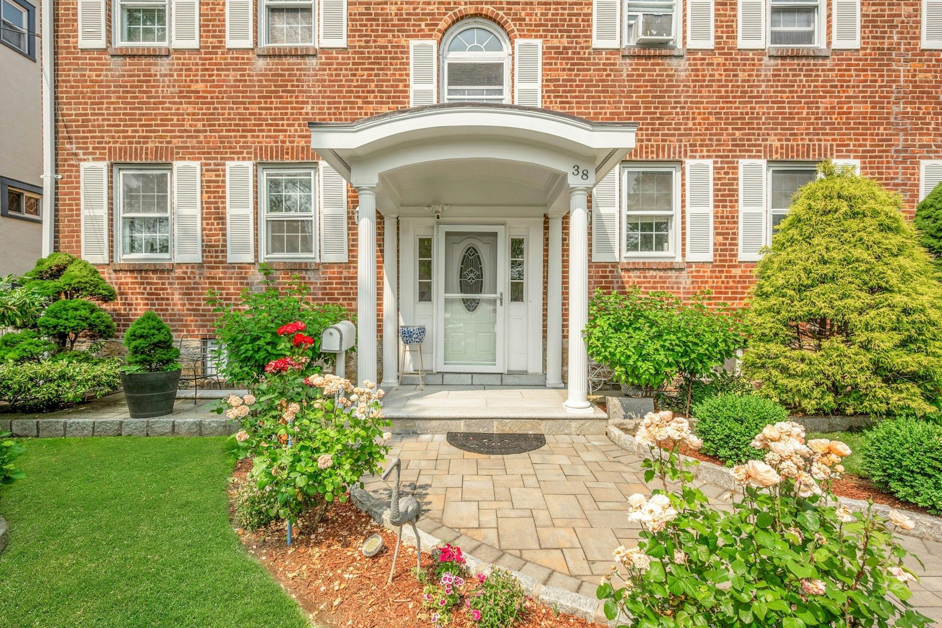 Single Family Pelhamside  Westchester County, NY 10801, MLS-873556-3