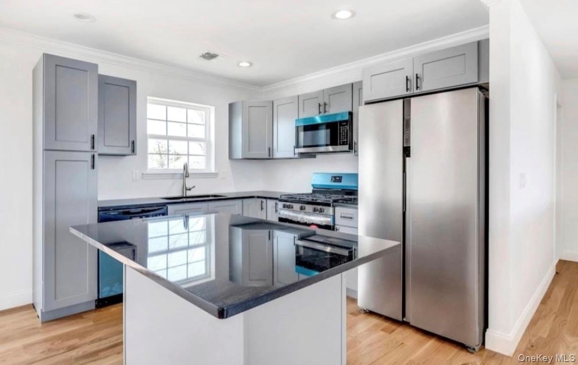 Single Family 10th  Suffolk County, NY 11779, MLS-874004-2