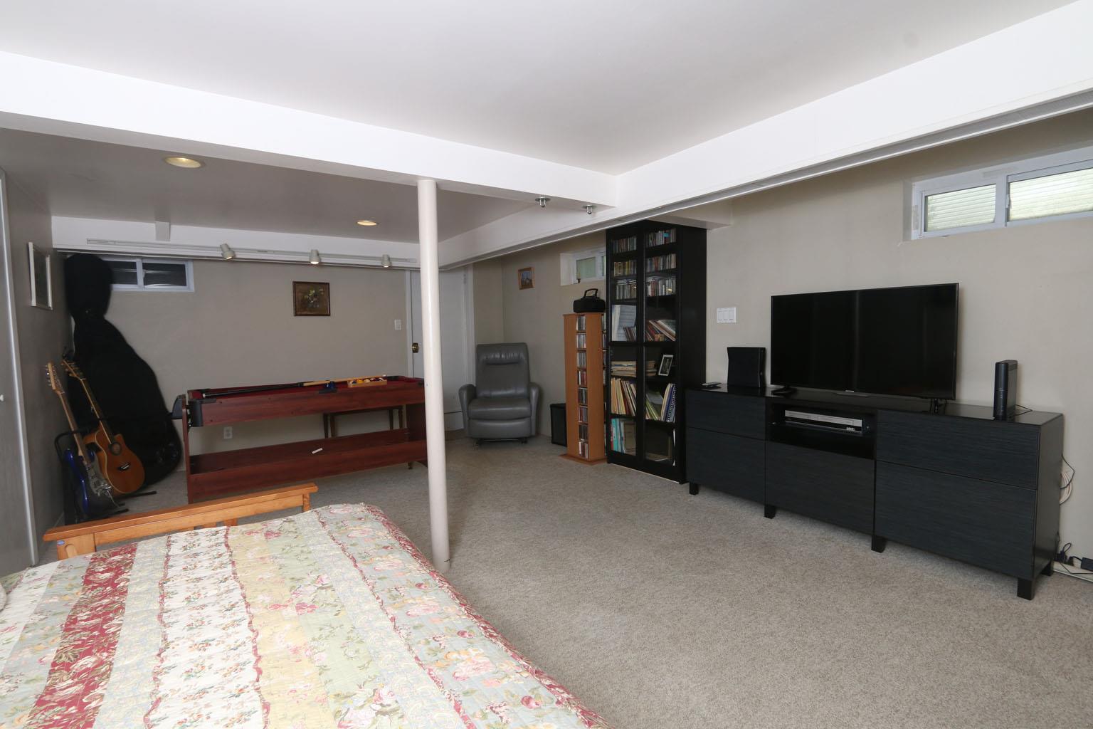 Single Family Greenway  Nassau County, NY 11040, MLS-874009-15