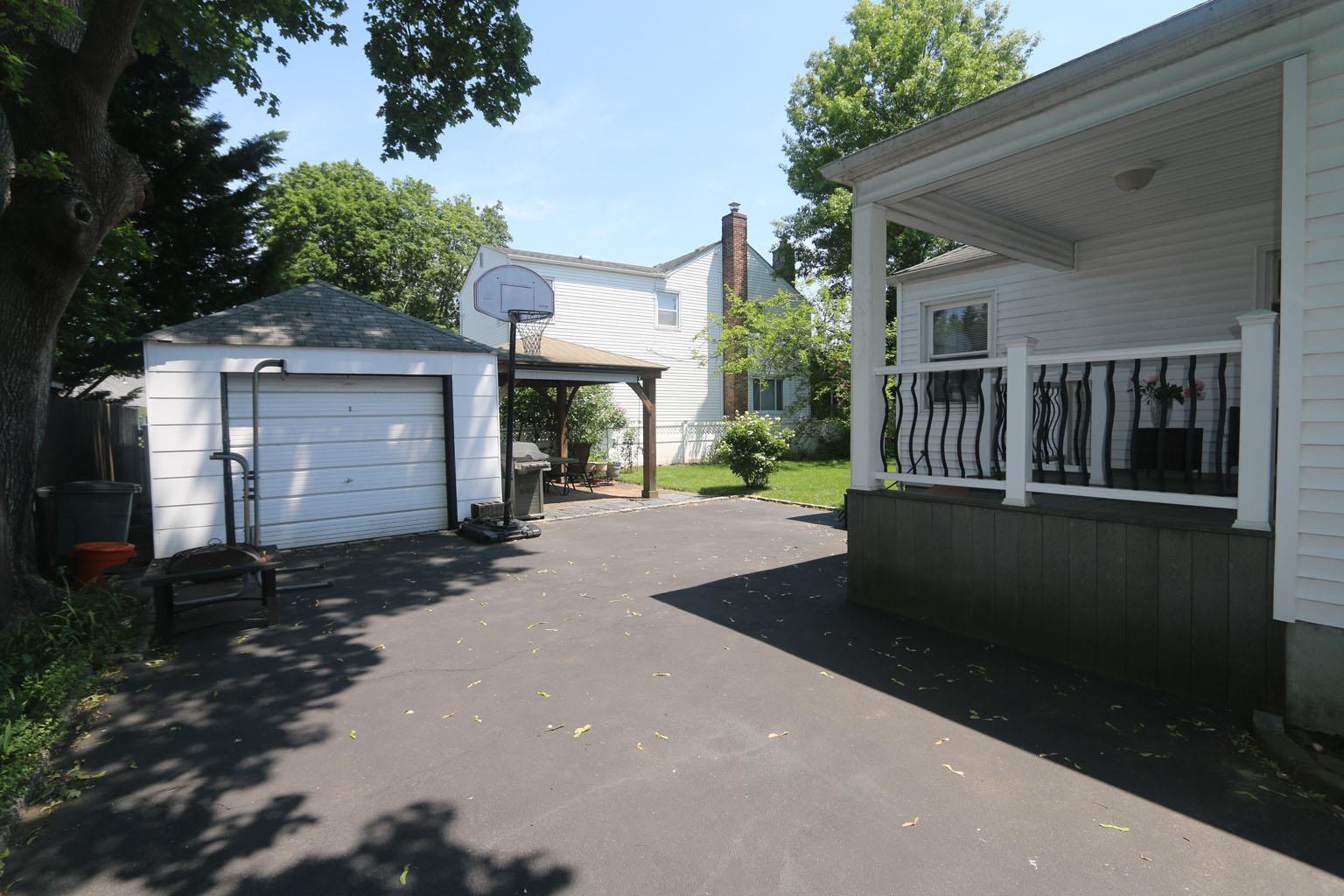 Single Family Greenway  Nassau County, NY 11040, MLS-874009-17