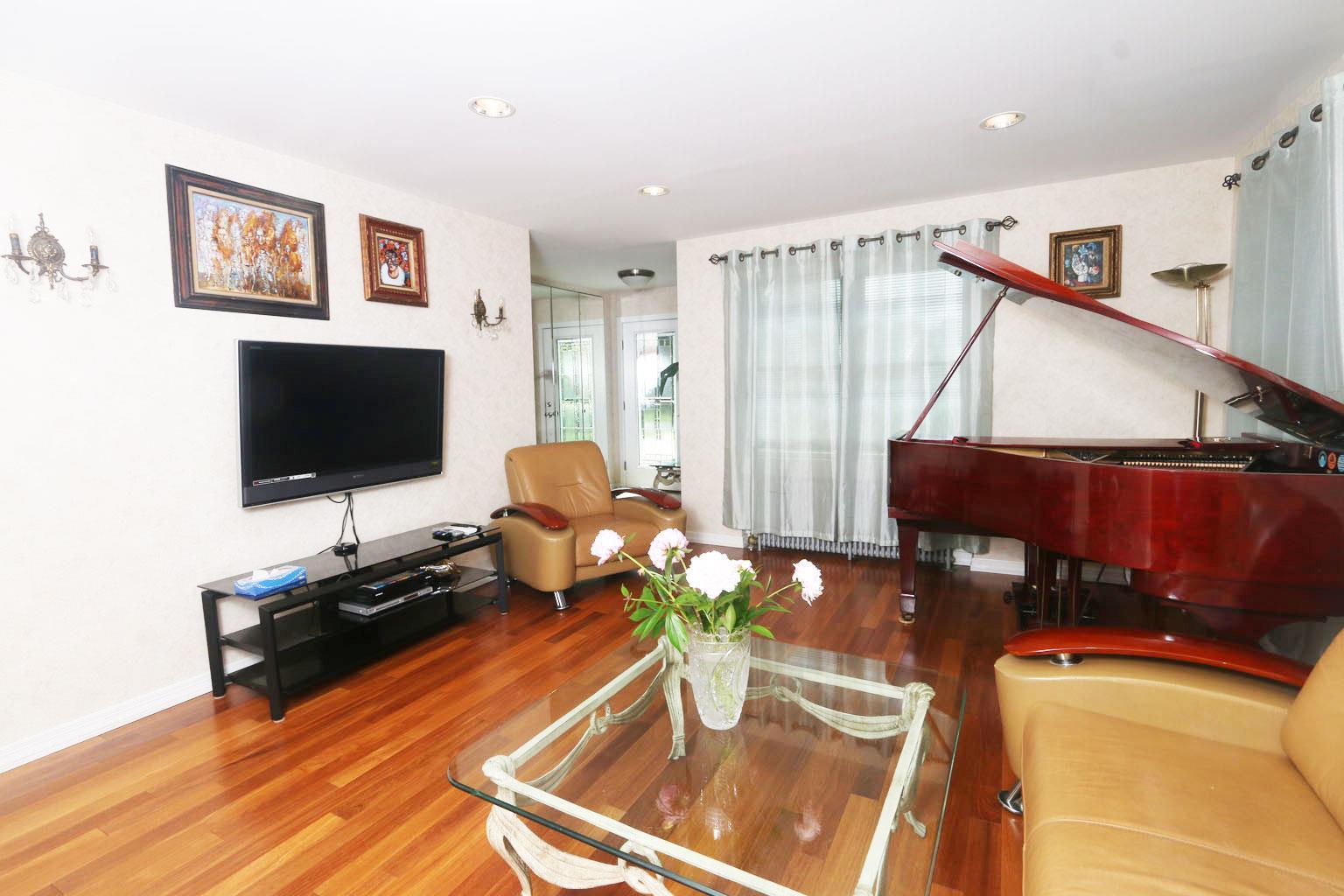 Single Family Greenway  Nassau County, NY 11040, MLS-874009-2