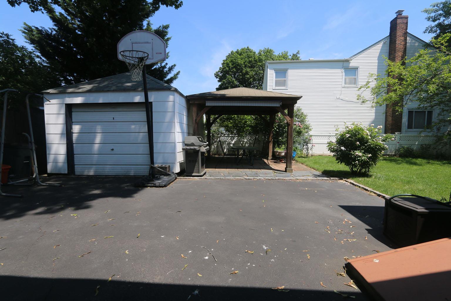 Single Family Greenway  Nassau County, NY 11040, MLS-874009-21