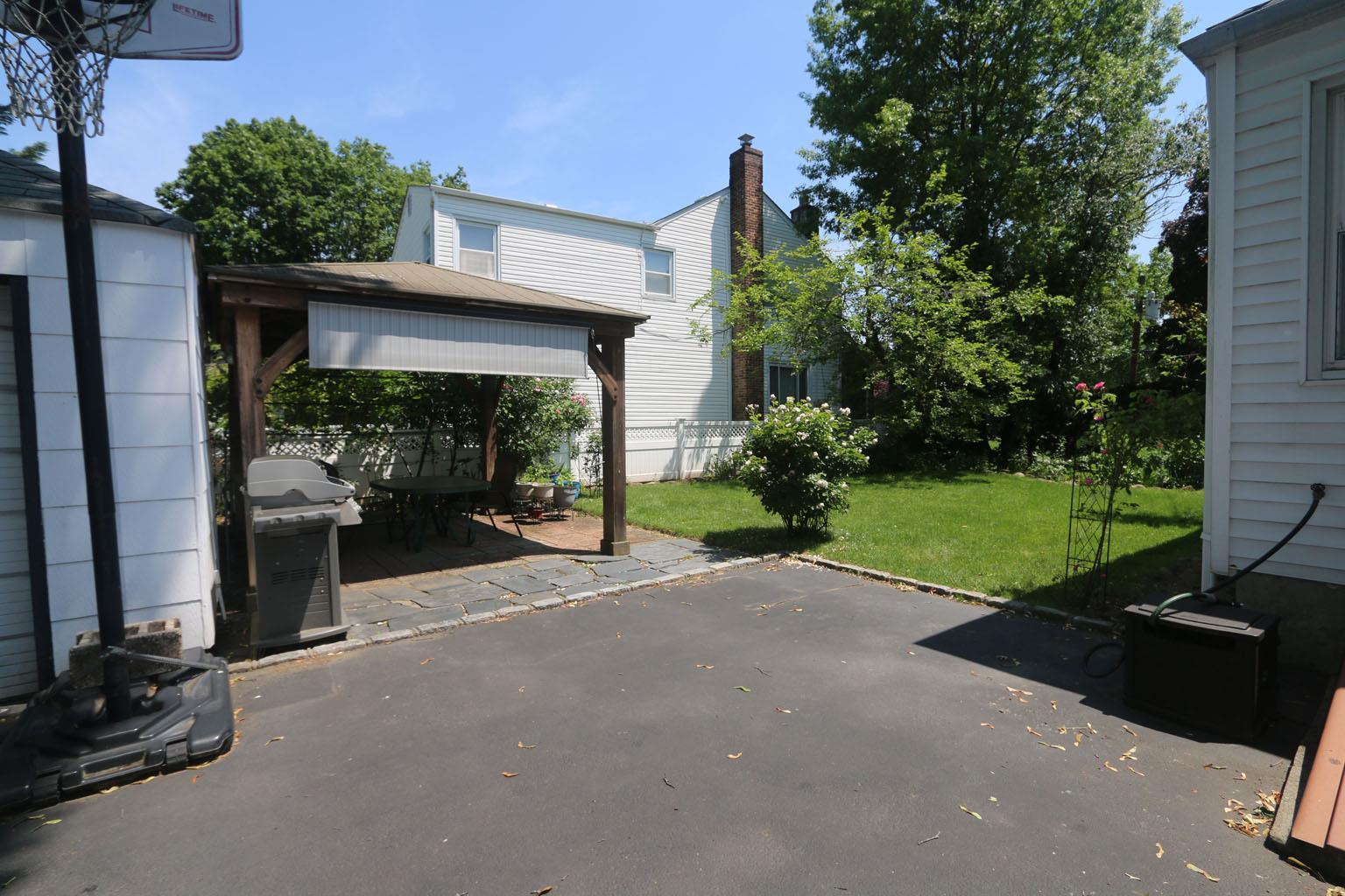 Single Family Greenway  Nassau County, NY 11040, MLS-874009-22
