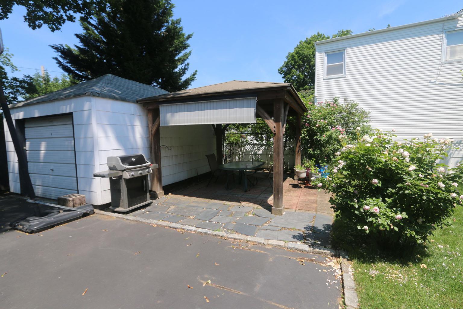 Single Family Greenway  Nassau County, NY 11040, MLS-874009-23