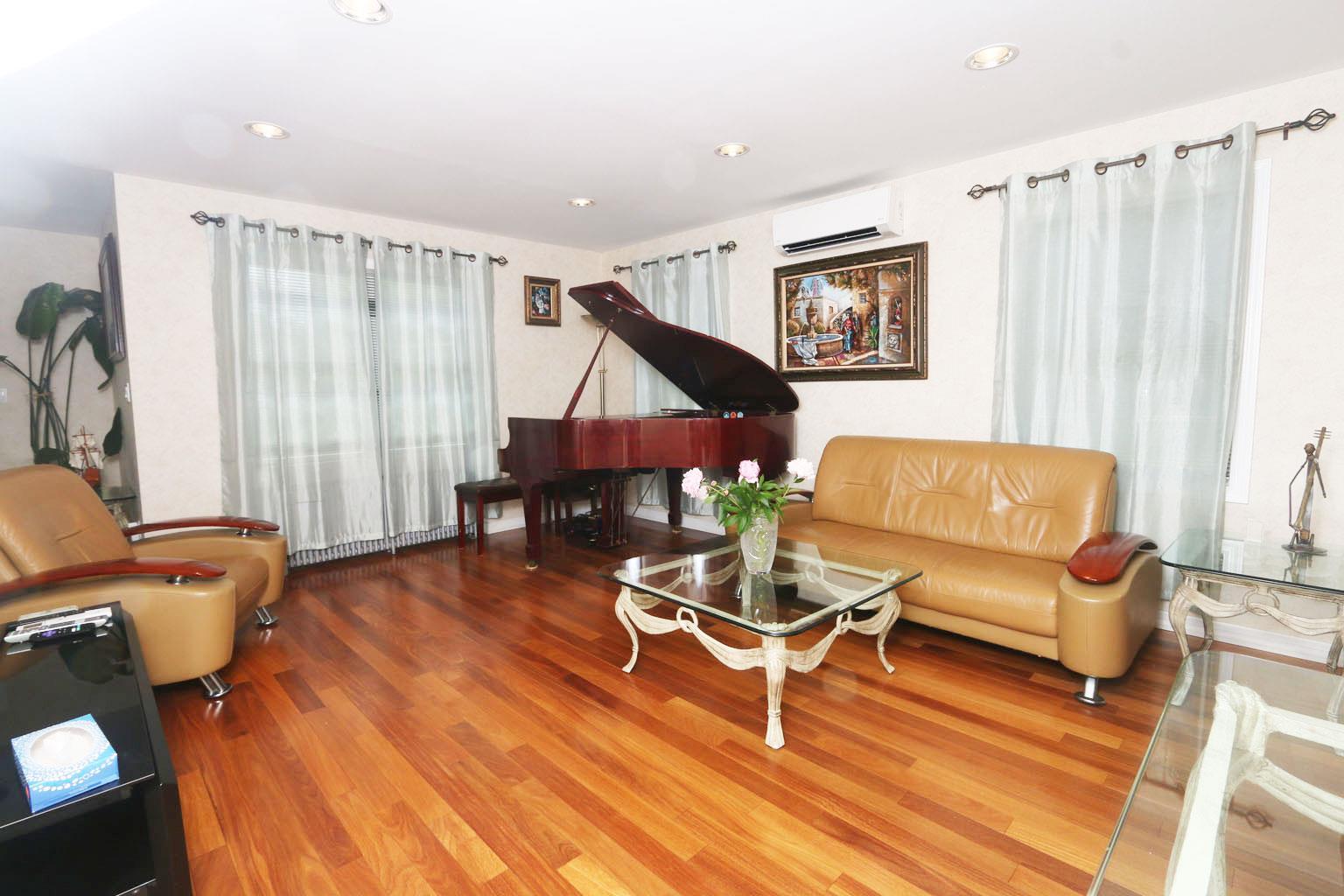 Single Family Greenway  Nassau County, NY 11040, MLS-874009-3