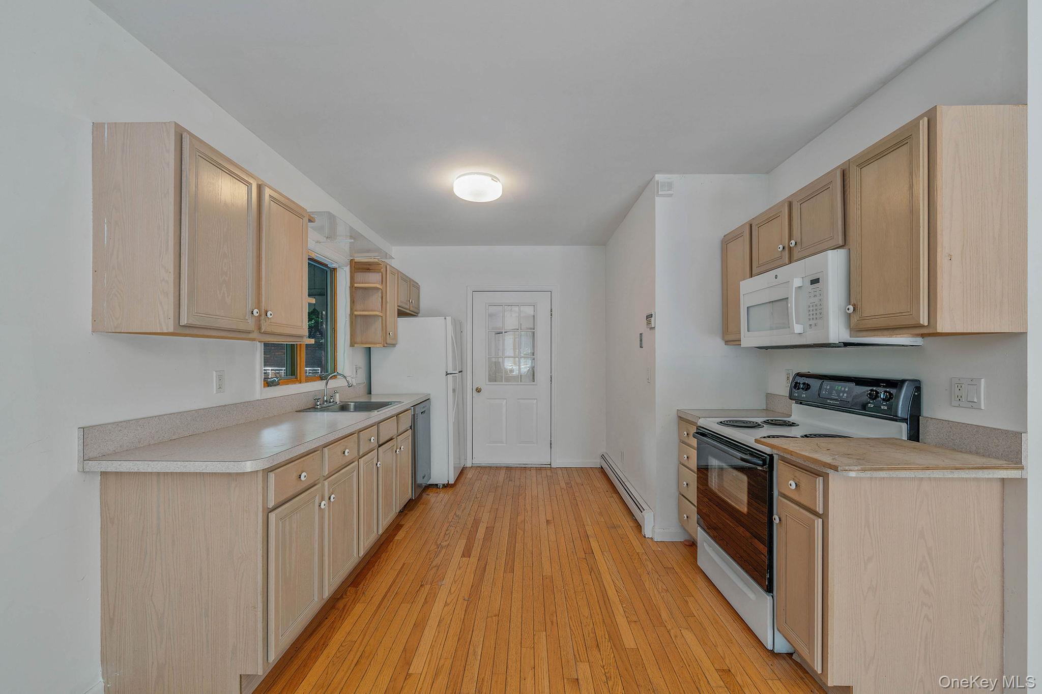 Single Family Oakwood  Suffolk County, NY 11792, MLS-874098-24