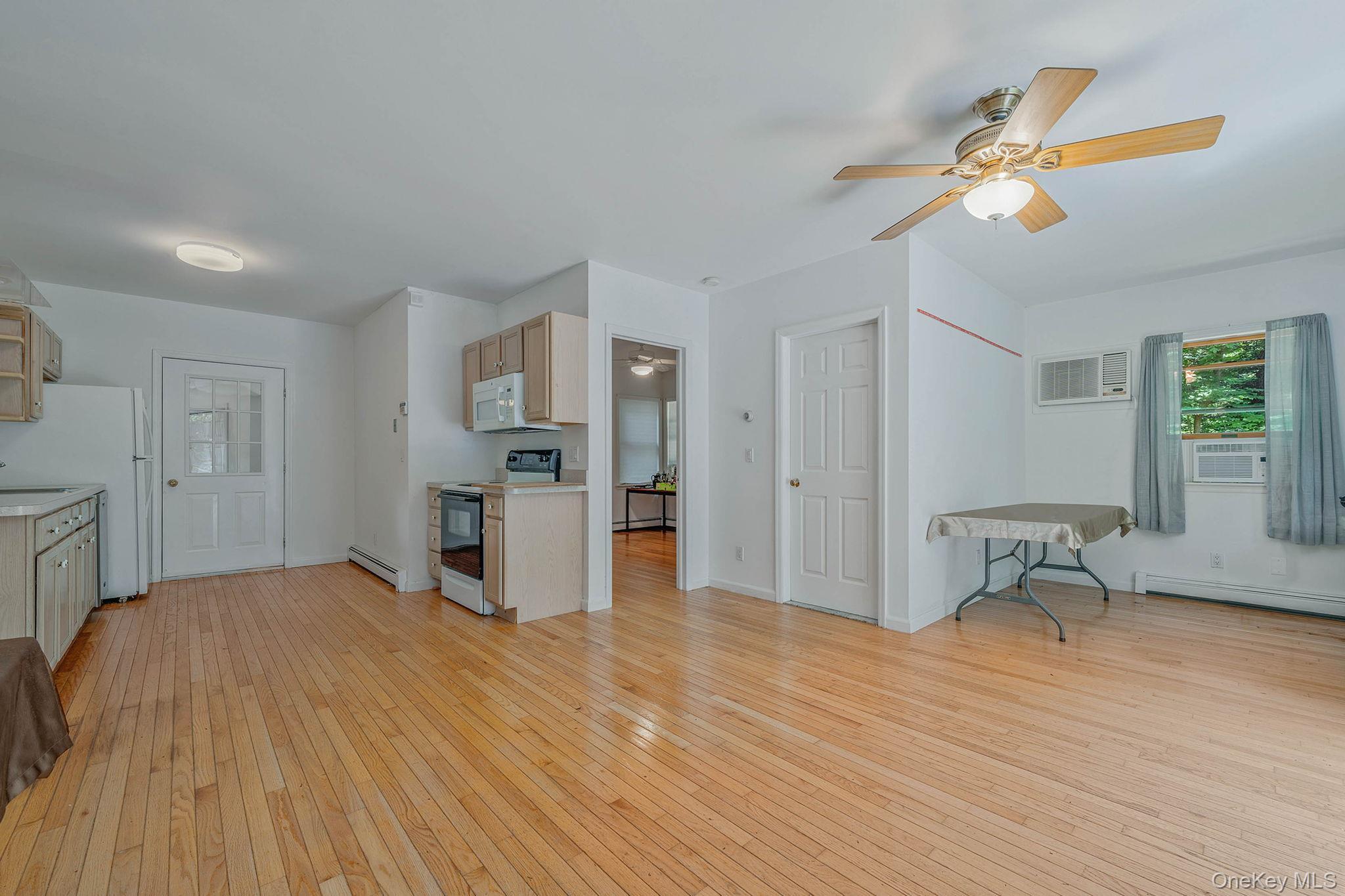 Single Family Oakwood  Suffolk County, NY 11792, MLS-874098-28