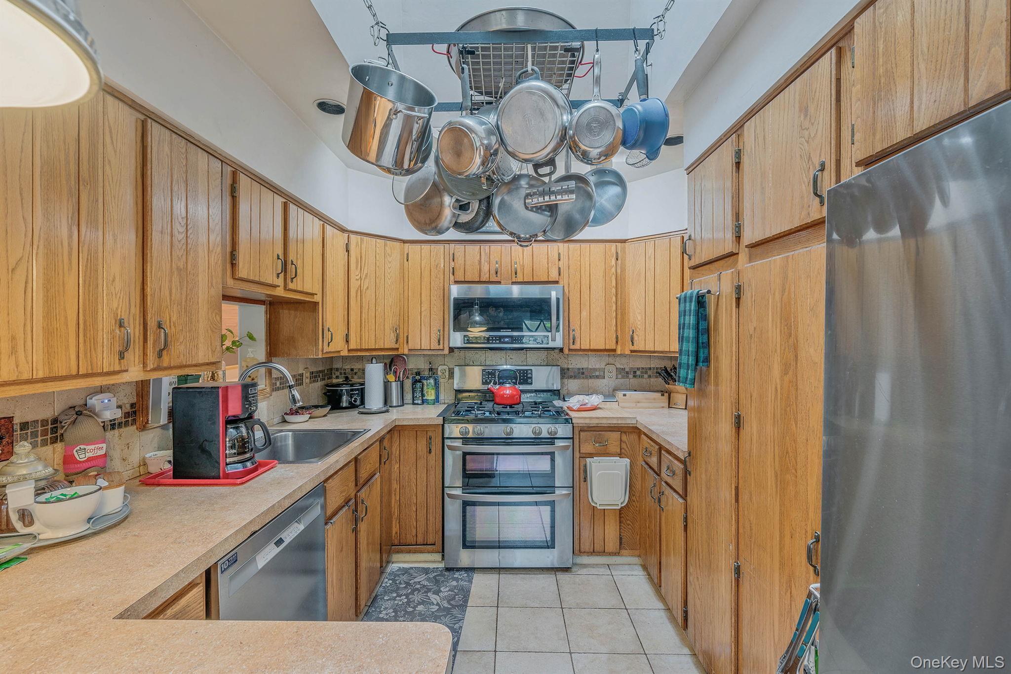 Single Family Oakwood  Suffolk County, NY 11792, MLS-874098-7