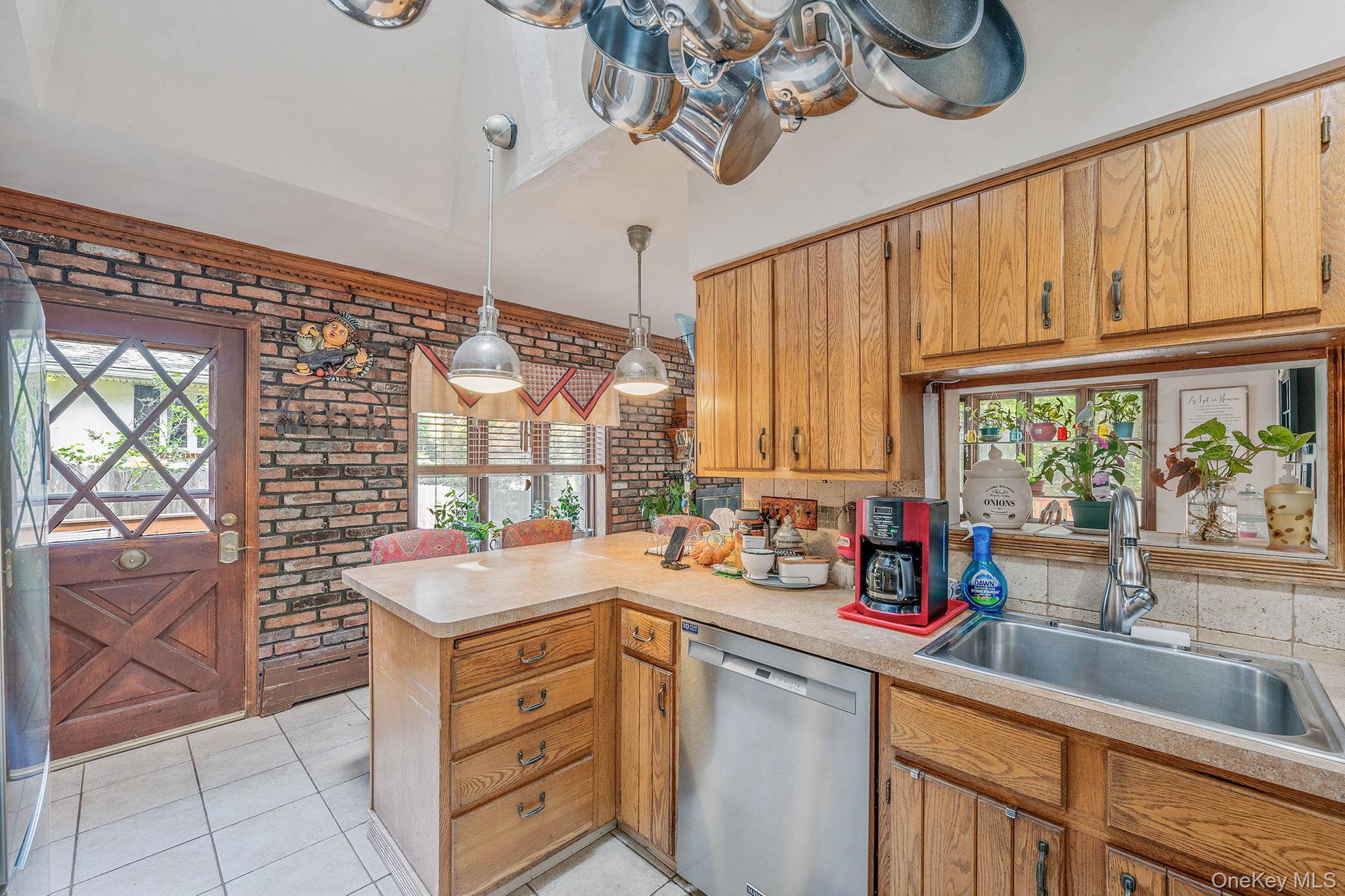 Single Family Oakwood  Suffolk County, NY 11792, MLS-874098-8