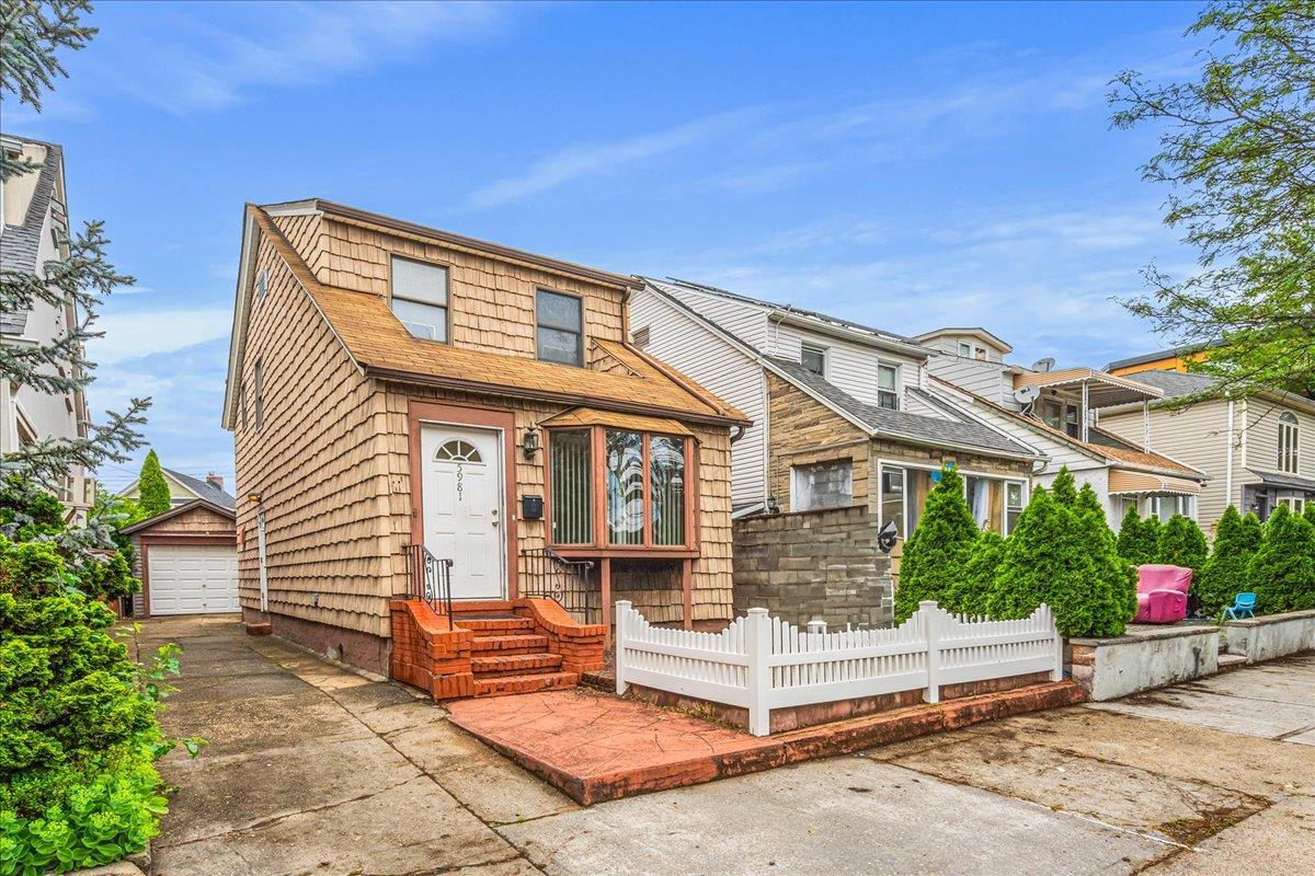 Single Family Grand  Queens, NY 11378, MLS-874353-3