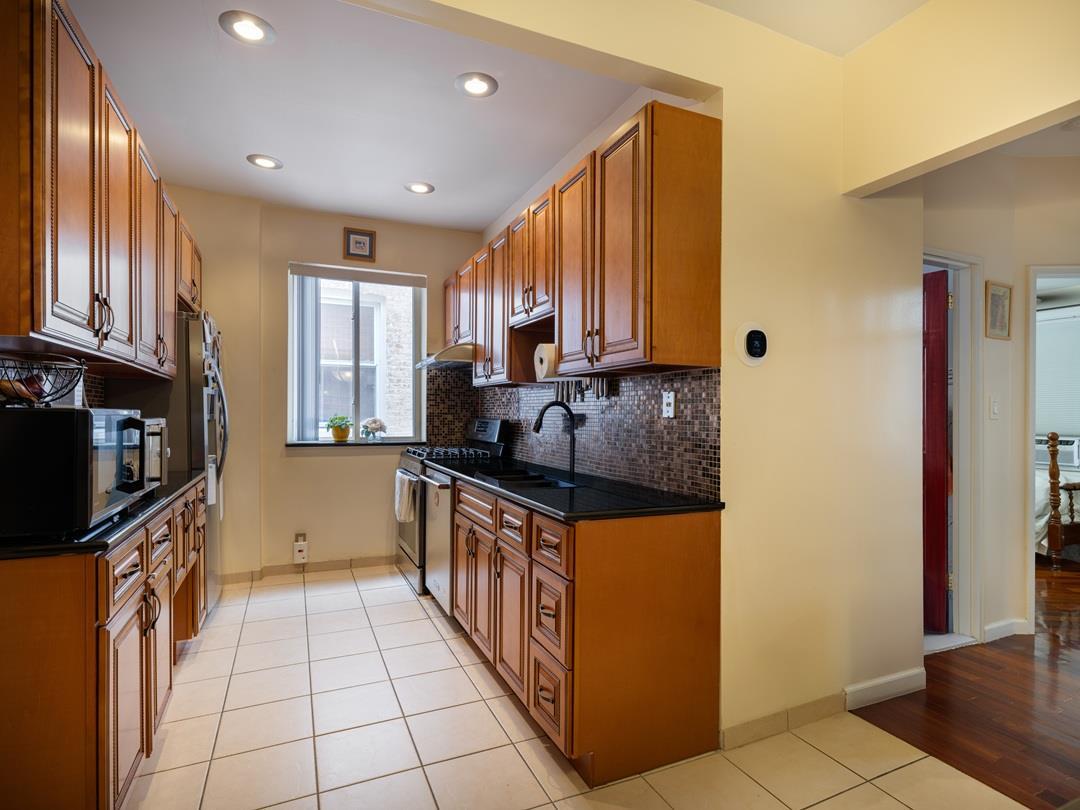 Single Family 21st  Queens, NY 11105, MLS-874611-3
